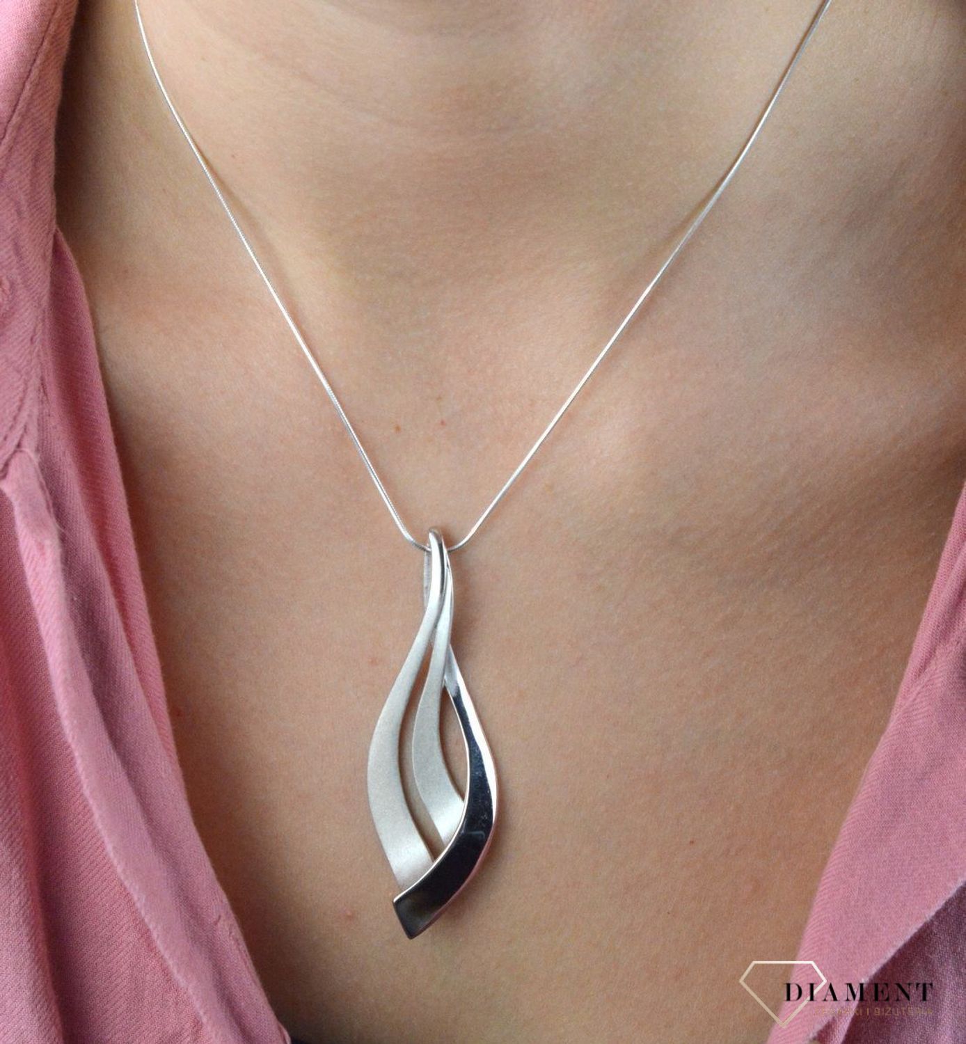 Srebrna zawieszka podłużny listek mat i błysk 27627031. Zawieszka skomponowana jest z dwóch elementów o błyszczącej i matowej powierzchni. Subtelna, a jednocześnie elegancka zawieszka sprawdzi się zarówno na zwyczajne wyjście.jpg