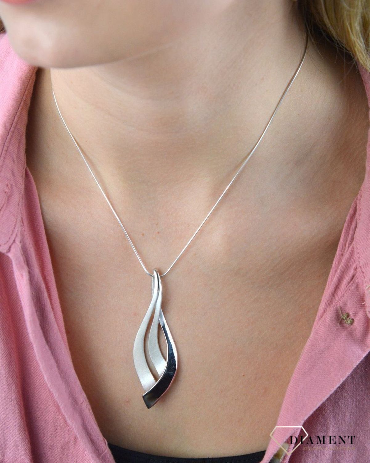 Srebrna zawieszka podłużny listek mat i błysk 27627031. Zawieszka skomponowana jest z dwóch elementów o błyszczącej i matowej powierzchni. Subtelna, a jednocześnie elegancka zawieszka sprawdzi się zarówno na zwyczajne wyjście.jpg