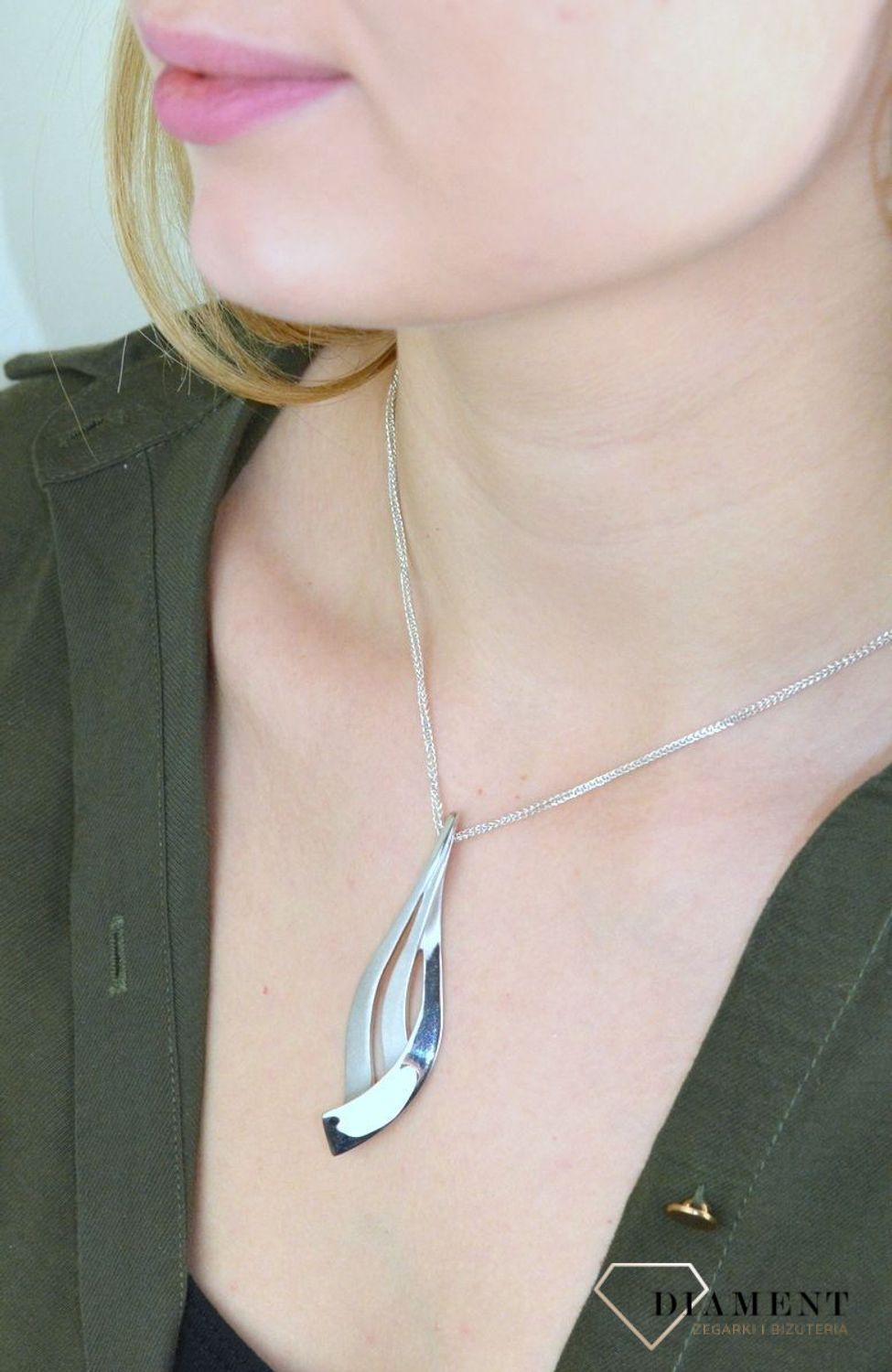 Srebrna zawieszka podłużny listek mat i błysk 27627031. Zawieszka skomponowana jest z dwóch elementów o błyszczącej i matowej powierzchni. Subtelna, a jednocześnie elegancka zawieszka sprawdzi się zarówno na zwyczajne wyjście.jpg