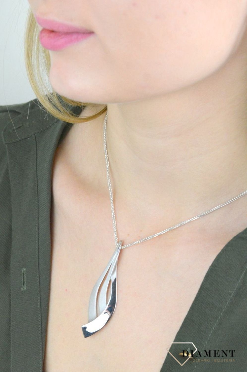 Srebrna zawieszka podłużny listek mat i błysk 27627031. Zawieszka skomponowana jest z dwóch elementów o błyszczącej i matowej powierzchni. Subtelna, a jednocześnie elegancka zawieszka sprawdzi się zarówno na zwyczajne wyjście.jpg