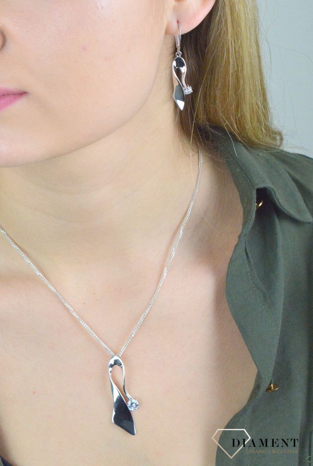 Srebrna zawieszka podłużna z małą cyrkonią 27627154. Srebrna zawieszka podłużna z małą cyrkonią. Srebrna zawieszka idealna na prezent. Srebrna zawieszka do kompletu z kolczykami. Srebrna zawieszka podłużna.jpg