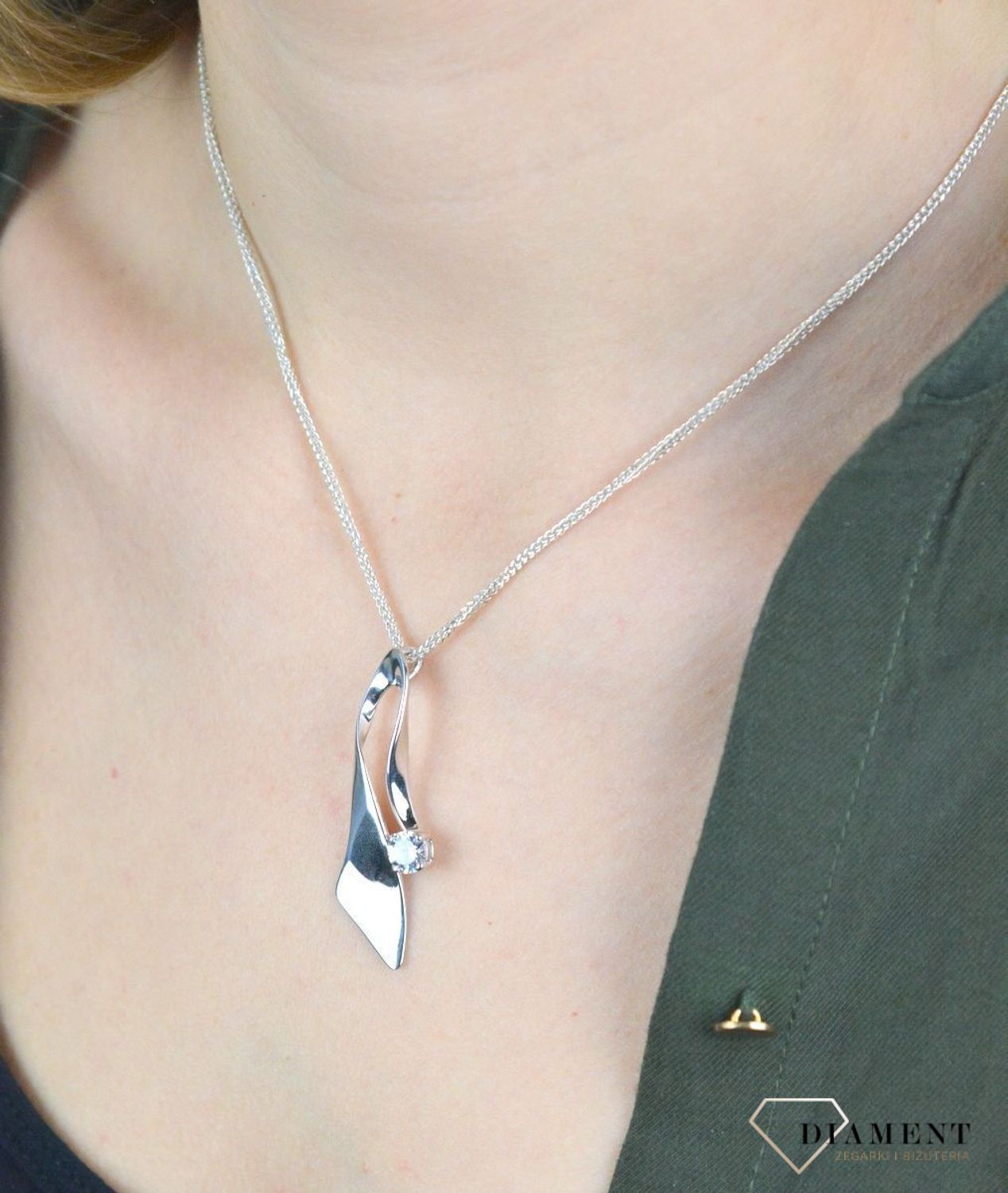 Srebrna zawieszka podłużna z małą cyrkonią 27627154. Srebrna zawieszka podłużna z małą cyrkonią. Srebrna zawieszka idealna na prezent. Srebrna zawieszka do kompletu z kolczykami. Srebrna zawieszka podłużna.jpg