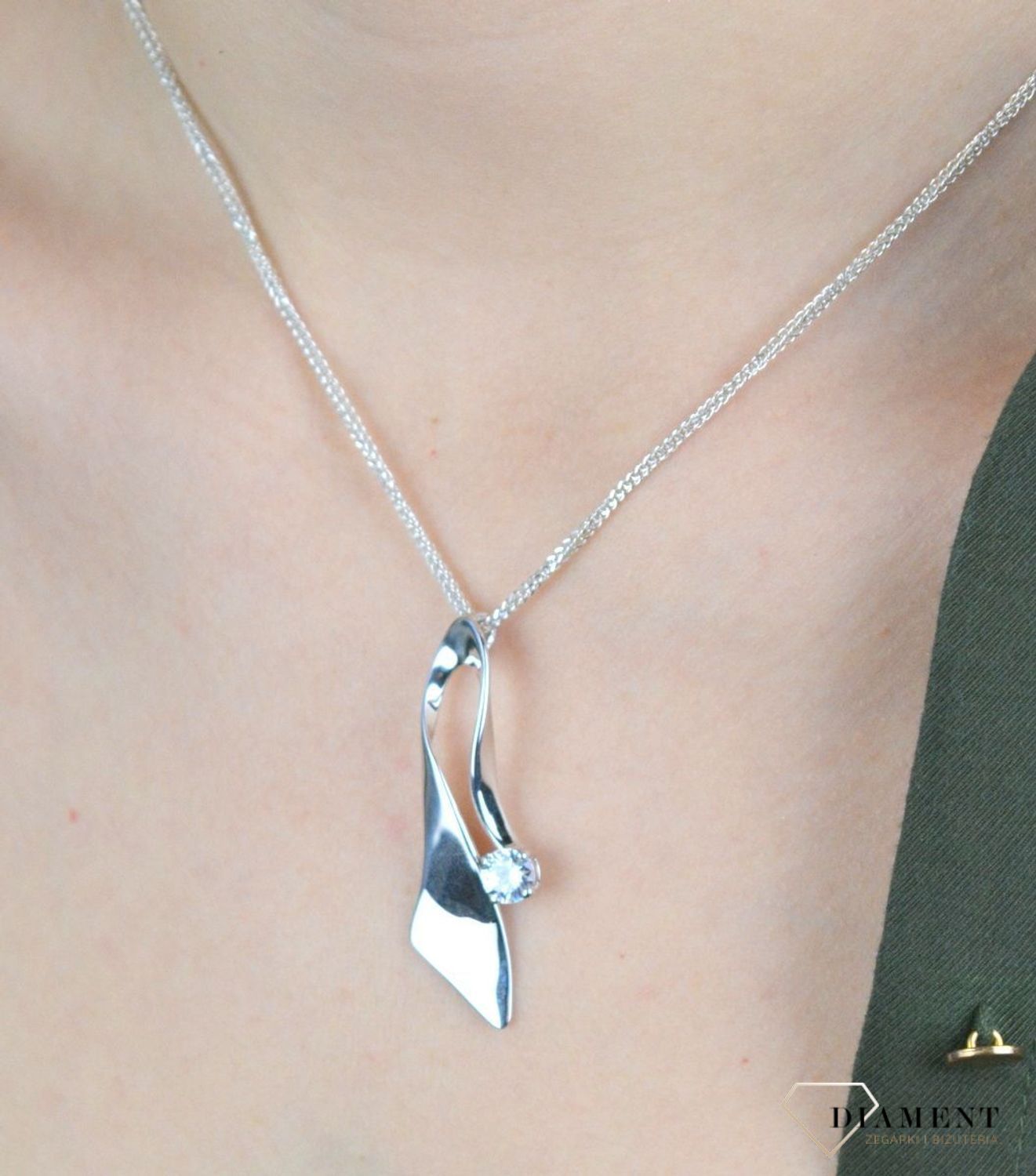 Srebrna zawieszka podłużna z małą cyrkonią 27627154. Srebrna zawieszka podłużna z małą cyrkonią. Srebrna zawieszka idealna na prezent. Srebrna zawieszka do kompletu z kolczykami. Srebrna zawieszka podłużna.jpg