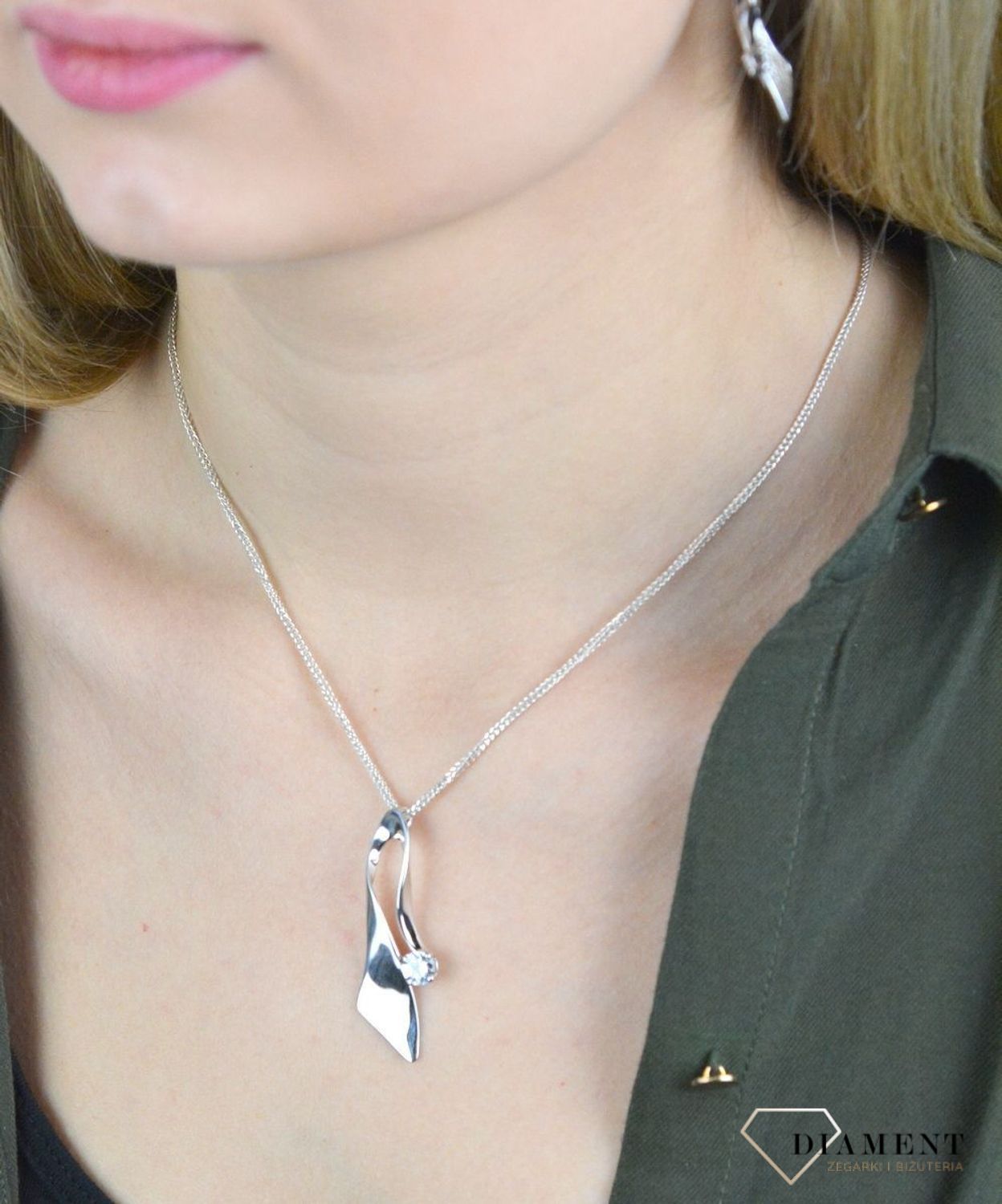 Srebrna zawieszka podłużna z małą cyrkonią 27627154. Srebrna zawieszka podłużna z małą cyrkonią. Srebrna zawieszka idealna na prezent. Srebrna zawieszka do kompletu z kolczykami. Srebrna zawieszka podłużna.jpg