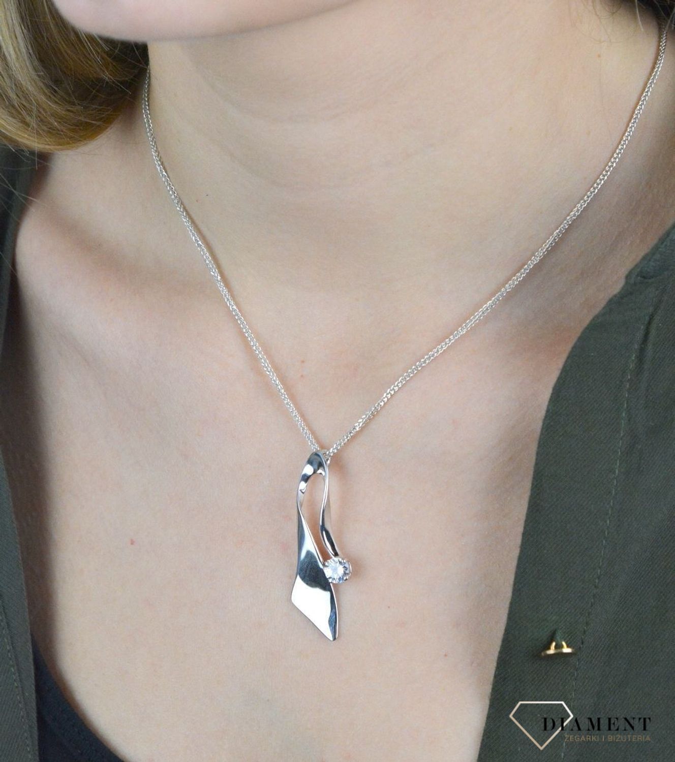 Srebrna zawieszka podłużna z małą cyrkonią 27627154. Srebrna zawieszka podłużna z małą cyrkonią. Srebrna zawieszka idealna na prezent. Srebrna zawieszka do kompletu z kolczykami. Srebrna zawieszka podłużna.jpg