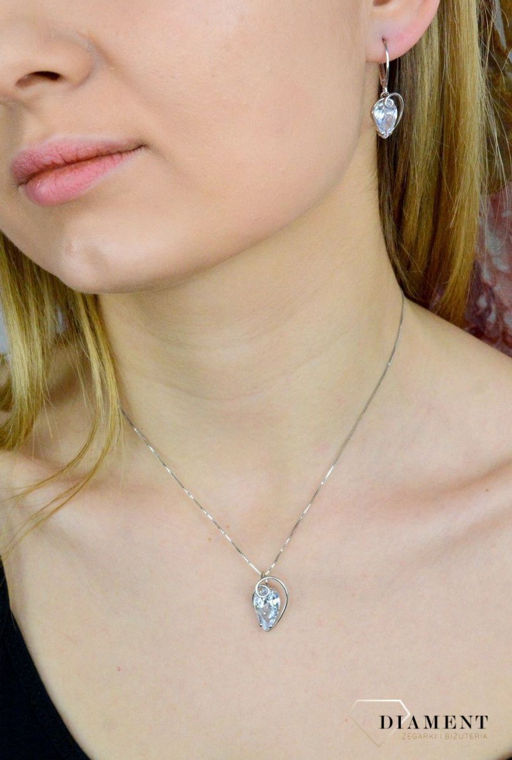 Srebrna zawieszka damska  Kropelka w srebrze  276271780300. Zawieszka wykonana z najwyższej próby srebra 925. Ozdobiona cyrkonią o przepięknej formie. Idealny prezent..jpg