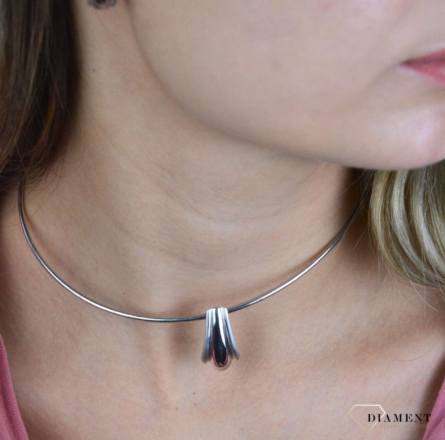 Srebrna zawieszka podłużna mat i błysk 27627202. Subtelna, a jednocześnie elegancka zawieszka sprawdzi się zarówno na zwyczajne wyjście z przyjaciółmi, jak i do pracy. Zawieszka została wykonana z najwyższej jakości srebra pr.jpg