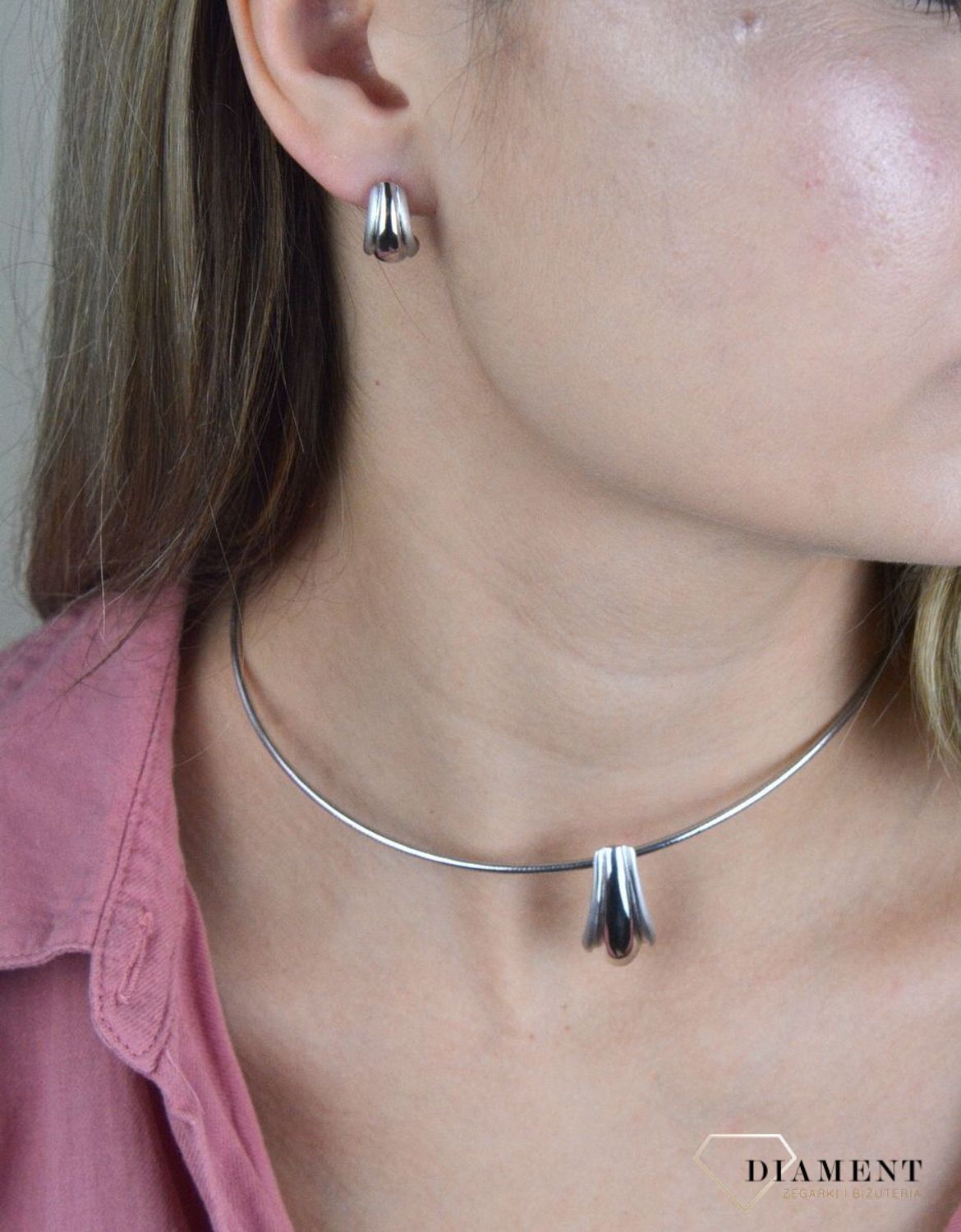 Srebrna zawieszka podłużna mat i błysk 27627202. Subtelna, a jednocześnie elegancka zawieszka sprawdzi się zarówno na zwyczajne wyjście z przyjaciółmi, jak i do pracy. Zawieszka została wykonana z najwyższej jakości srebra pr.jpg