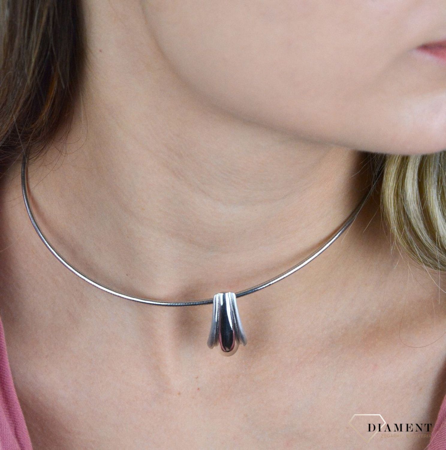 Srebrna zawieszka podłużna mat i błysk 27627202. Subtelna, a jednocześnie elegancka zawieszka sprawdzi się zarówno na zwyczajne wyjście z przyjaciółmi, jak i do pracy. Zawieszka została wykonana z najwyższej jakości srebra pr.jpg