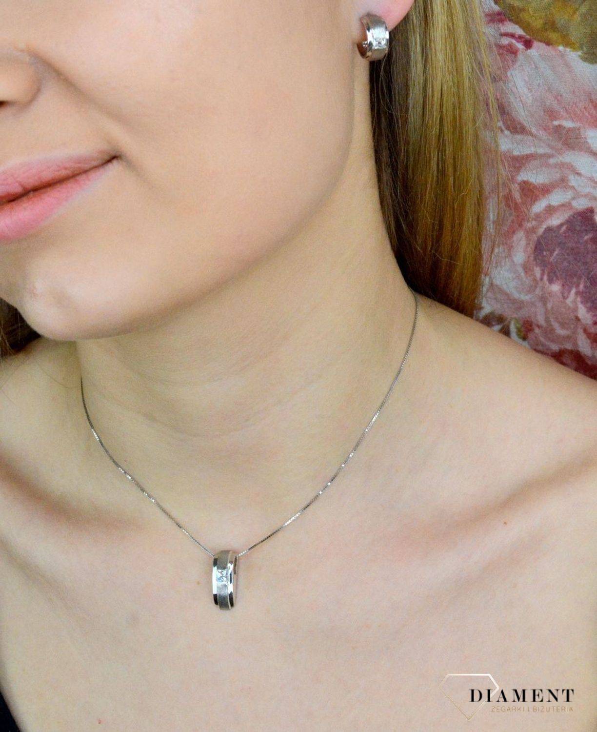 Zawieszka o owalnej formie  Satyna i Cyrkonia  276272120220 Srebrna zawieszka o ponadczasowej formie uzupełniona cyrkonią. Została wykonana z najwyższej jakości srebra próby 925. Idealny pomysł na prezent..jpg