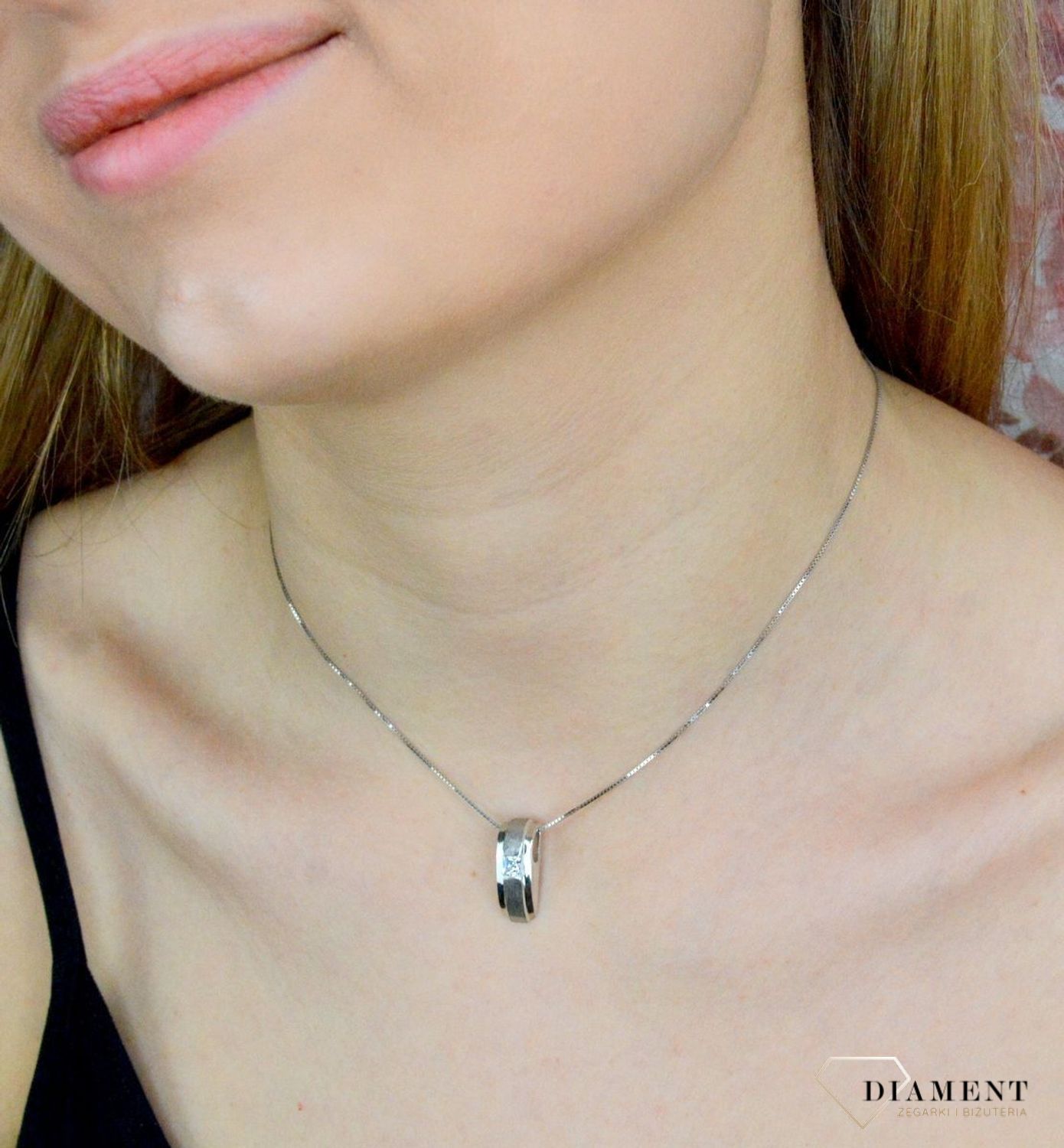 Zawieszka o owalnej formie  Satyna i Cyrkonia  276272120220 Srebrna zawieszka o ponadczasowej formie uzupełniona cyrkonią. Została wykonana z najwyższej jakości srebra próby 925. Idealny pomysł na prezent..jpg