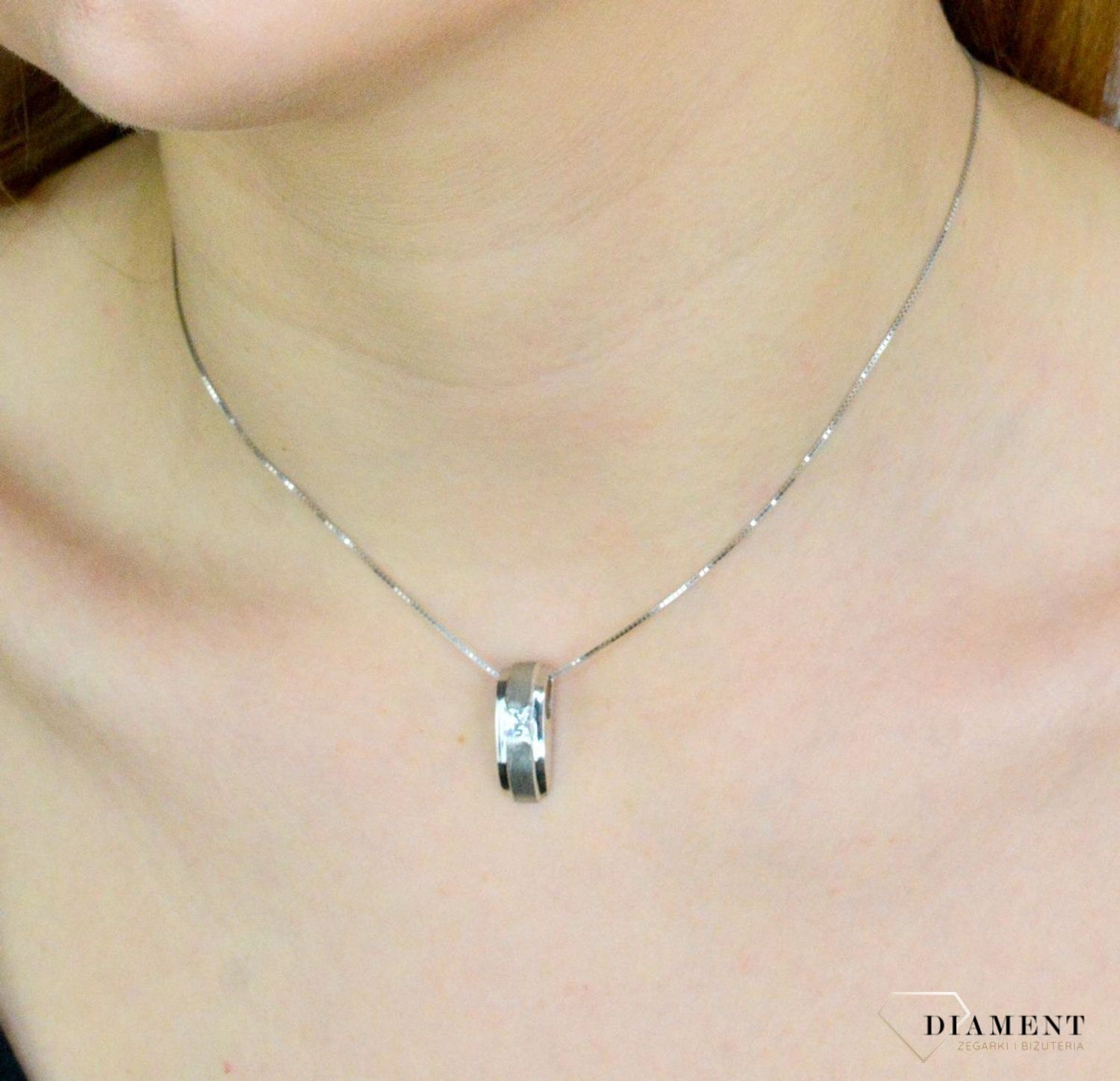 Zawieszka o owalnej formie  Satyna i Cyrkonia  276272120220 Srebrna zawieszka o ponadczasowej formie uzupełniona cyrkonią. Została wykonana z najwyższej jakości srebra próby 925. Idealny pomysł na prezent..jpg