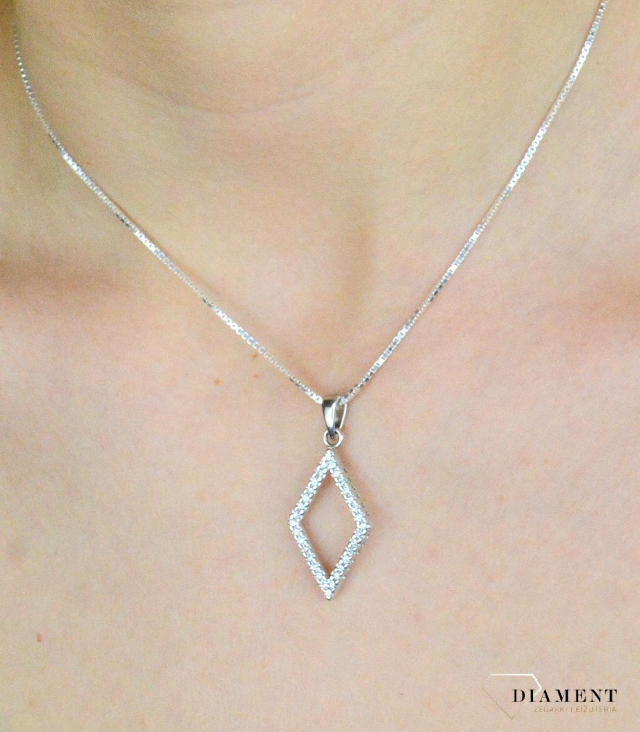 Zawieszka damska  Wiszący romb  276272660280W  Srebrna zawieszka o ponadczasowej formie uzupełniona cyrkonią. Została wykonana z najwyższej jakości srebra próby 925. Idealny pomysł na prezent..jpg