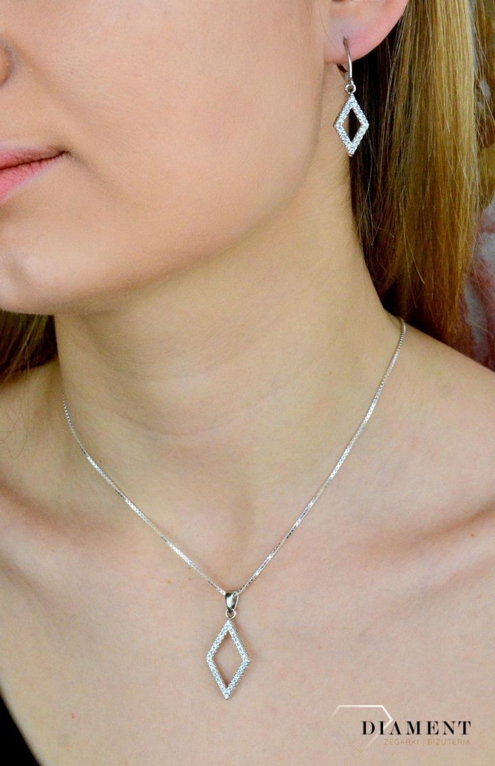 Zawieszka damska  Wiszący romb  276272660280W  Srebrna zawieszka o ponadczasowej formie uzupełniona cyrkonią. Została wykonana z najwyższej jakości srebra próby 925. Idealny pomysł na prezent..jpg