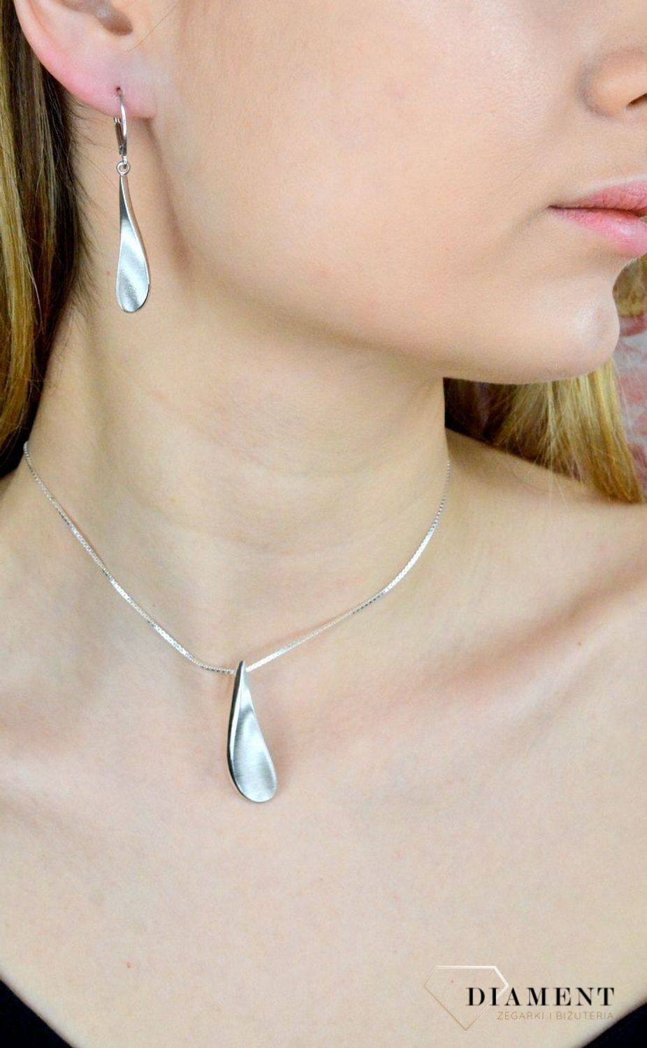 Zawieszka damska  Satynowany sopelek  Srebrna zawieszka o ponadczasowej formie i oryginalnej satynowanej powierzchni. Została wykonana z najwyższej jakości srebra próby 925. Idealny pomysł na prezent..jpg