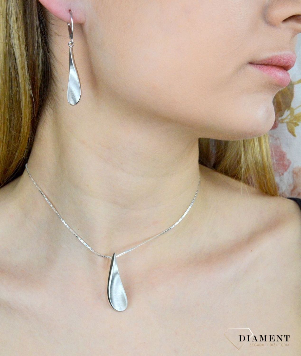 Zawieszka damska  Satynowany sopelek  Srebrna zawieszka o ponadczasowej formie i oryginalnej satynowanej powierzchni. Została wykonana z najwyższej jakości srebra próby 925. Idealny pomysł na prezent..jpg