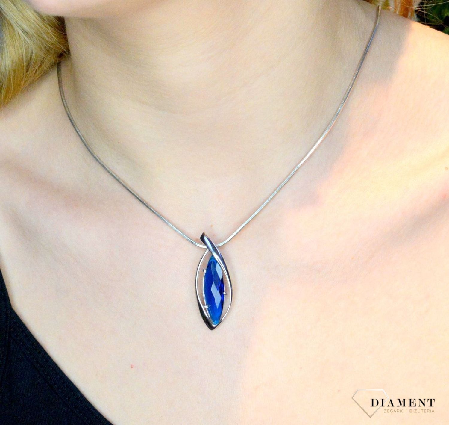 Zawieszka srebrna z granatową cyrkonią 925 27627304.jpg