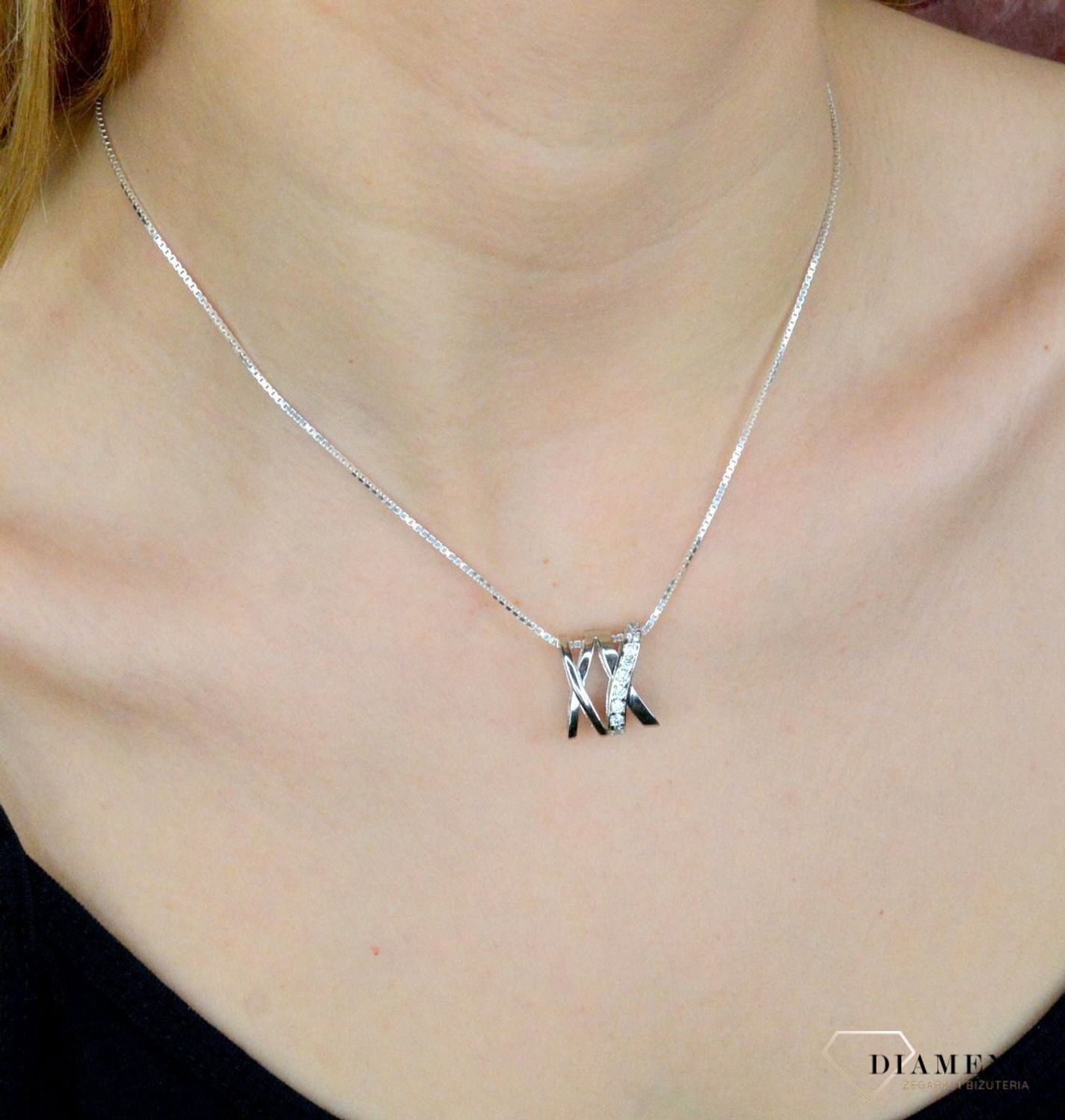 Zawieszka damska  Podwójny X  276273310290 Srebrna zawieszka o ponadczasowej formie uzupełniona cyrkonią. Została wykonana z najwyższej jakości srebra próby 925. Idealny pomysł na prezent..jpg