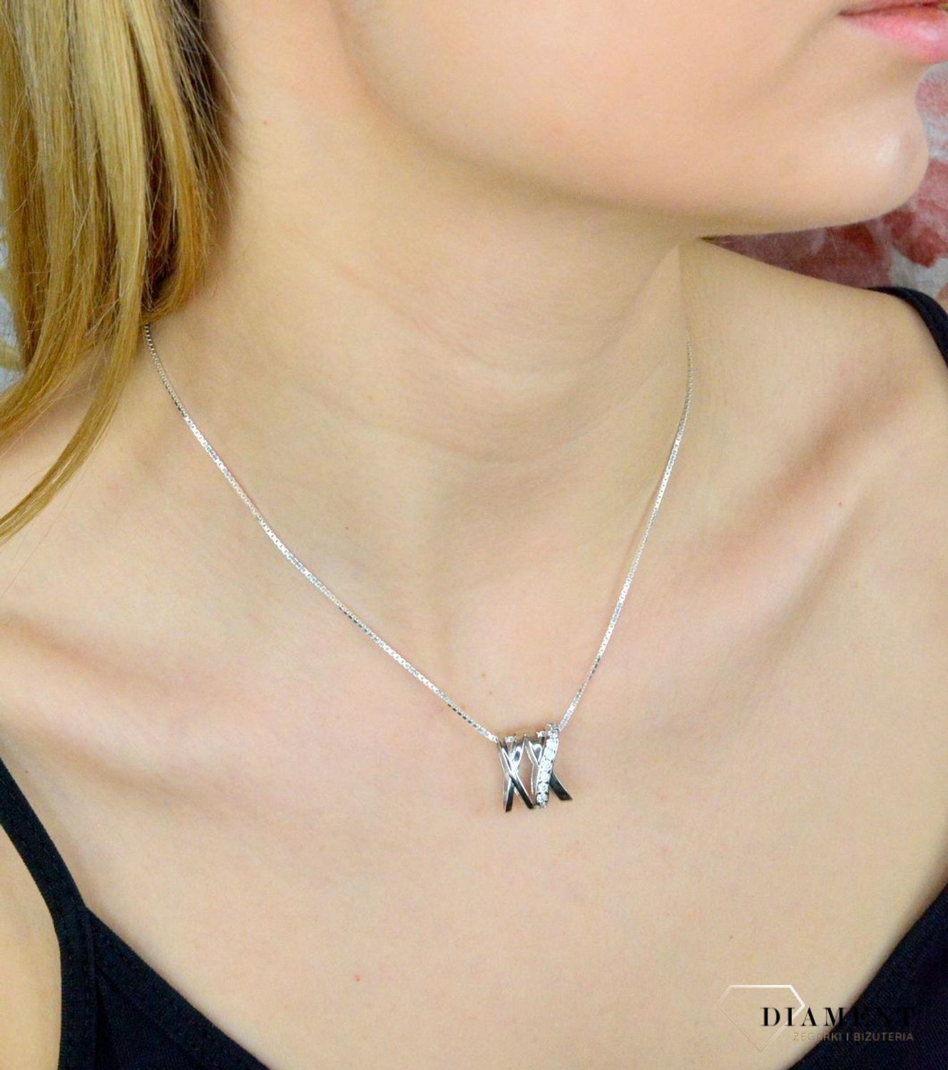 Zawieszka damska  Podwójny X  276273310290 Srebrna zawieszka o ponadczasowej formie uzupełniona cyrkonią. Została wykonana z najwyższej jakości srebra próby 925. Idealny pomysł na prezent..jpg