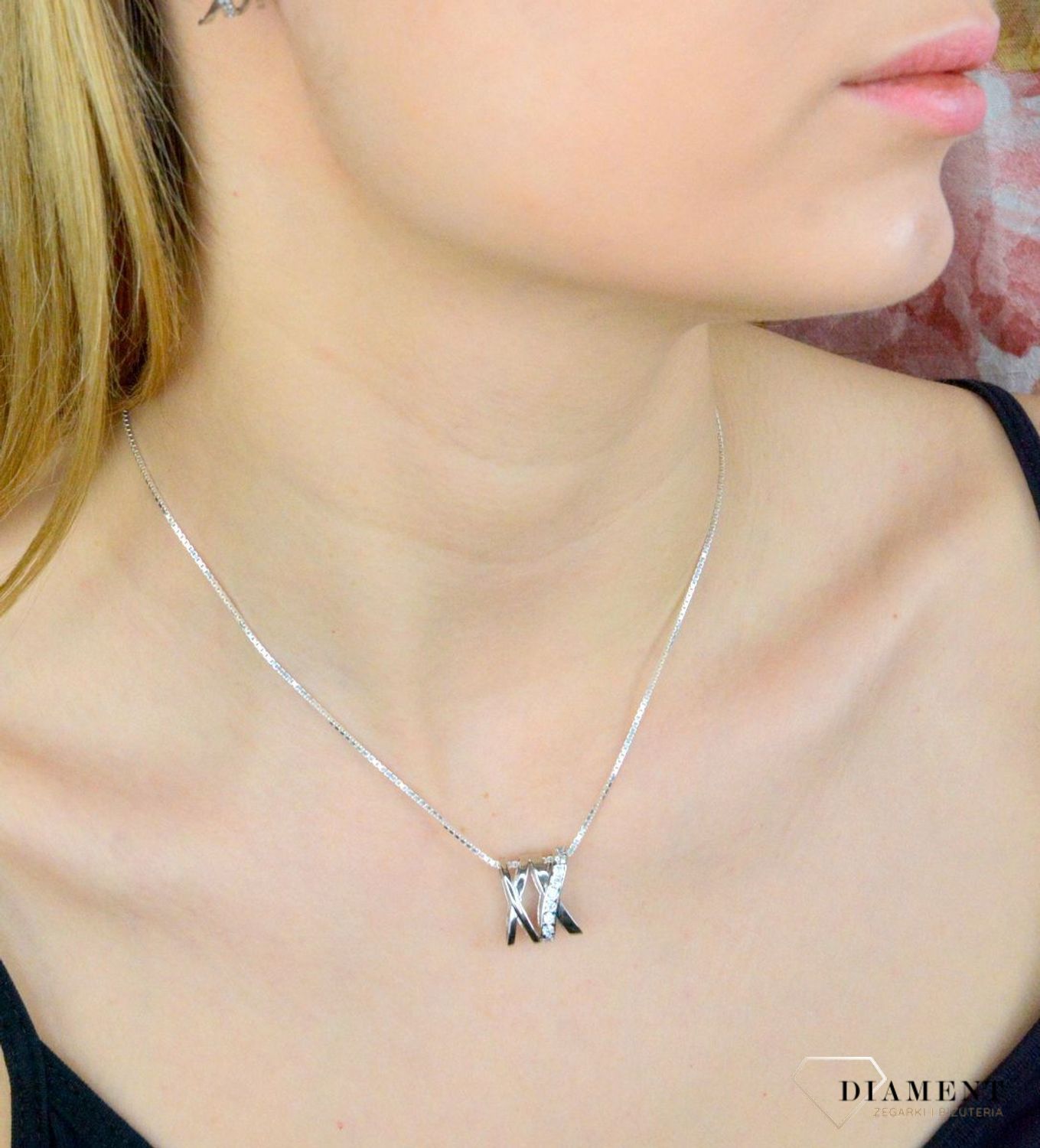 Zawieszka damska  Podwójny X  276273310290 Srebrna zawieszka o ponadczasowej formie uzupełniona cyrkonią. Została wykonana z najwyższej jakości srebra próby 925. Idealny pomysł na prezent..jpg