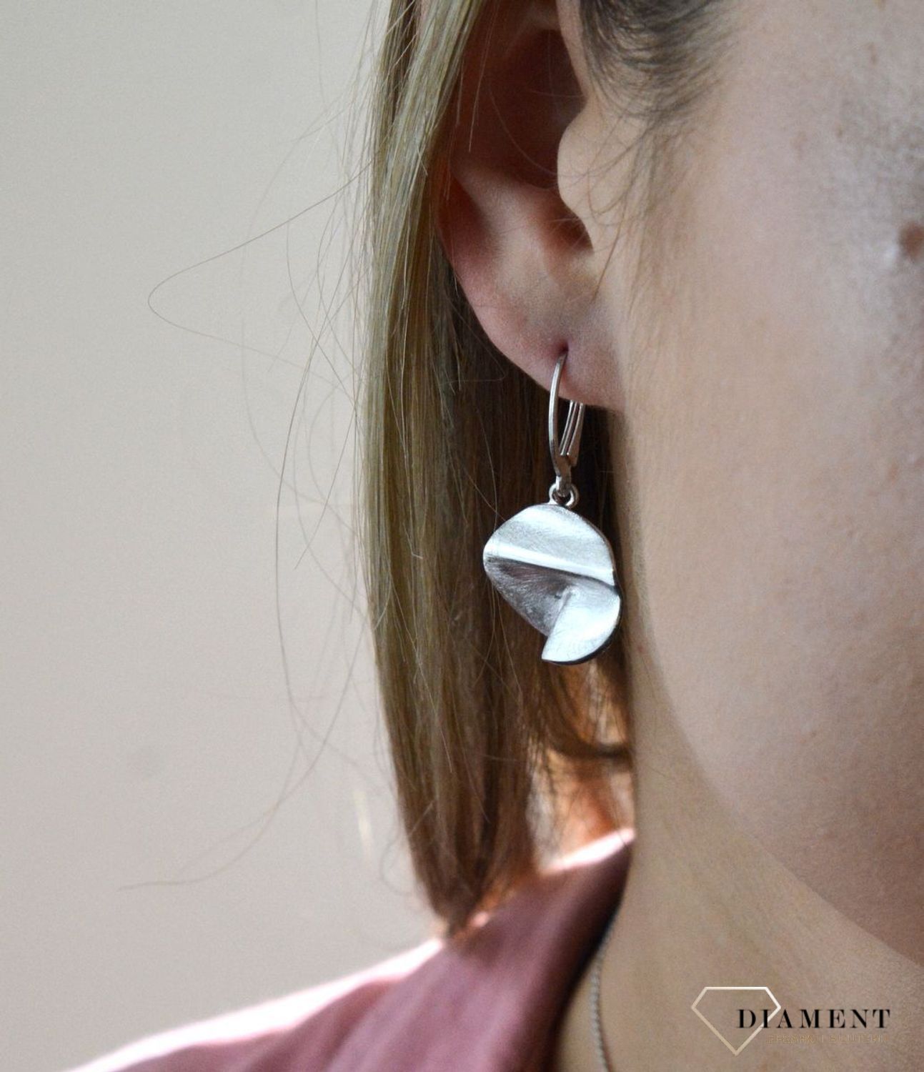 Kolczyki srebrne grawerowane okrągłe 27627368. Srebrne kolczyki wykonane z próby 925 w ozdobnej grawerowanej oprawie. Piękne srebrne kolczyki wykonane z najwyższej próby srebra z pięknym ażurowym wzorem, który swoim wykonanie.jpg