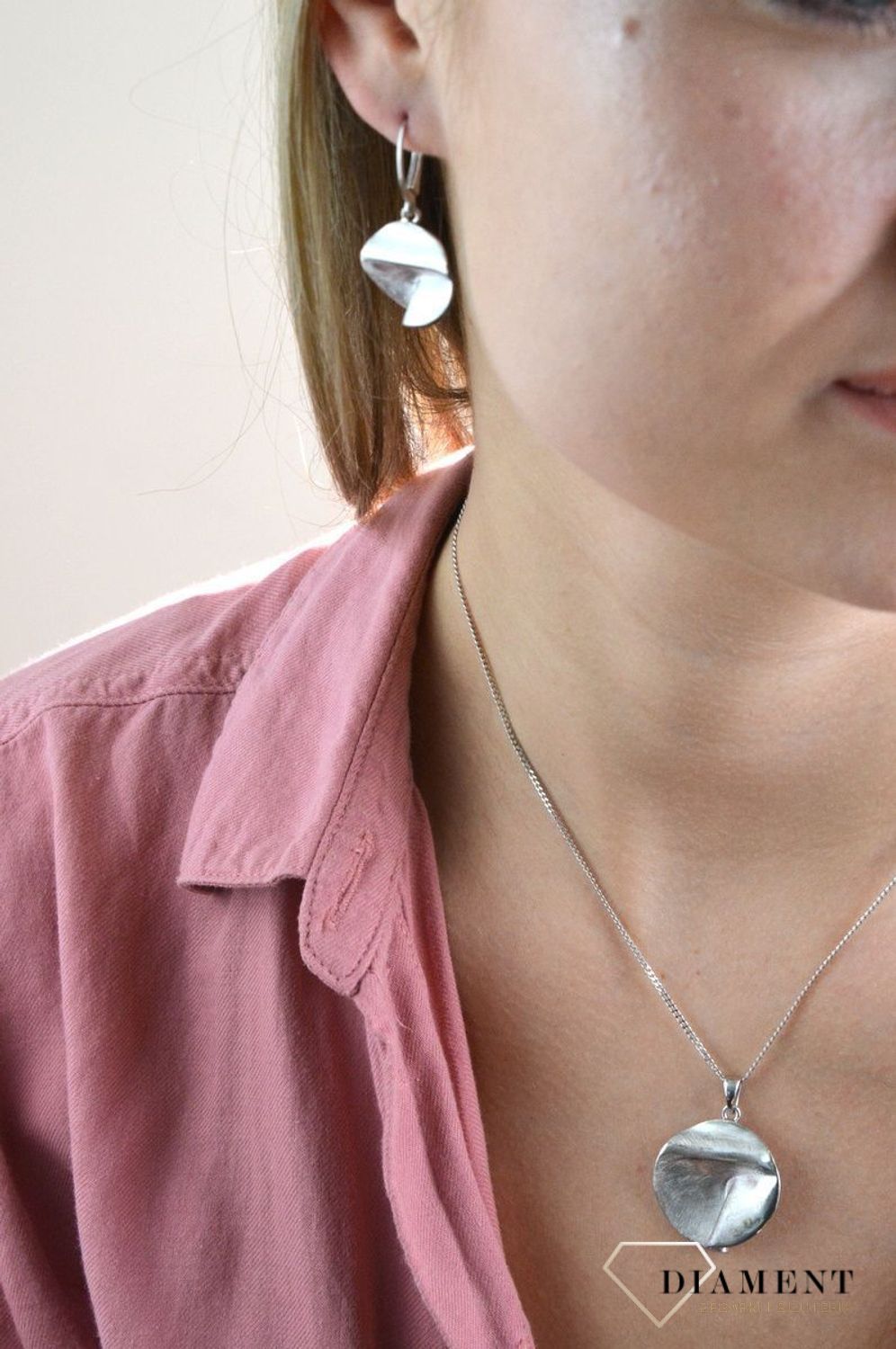 Kolczyki srebrne grawerowane okrągłe 27627368. Srebrne kolczyki wykonane z próby 925 w ozdobnej grawerowanej oprawie. Piękne srebrne kolczyki wykonane z najwyższej próby srebra z pięknym ażurowym wzorem, który swoim wykonanie.jpg