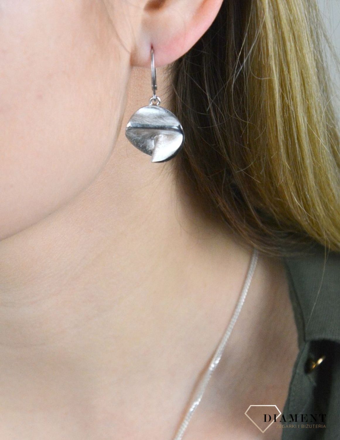 Kolczyki srebrne grawerowane okrągłe 27627368. Srebrne kolczyki wykonane z próby 925 w ozdobnej grawerowanej oprawie. Piękne srebrne kolczyki wykonane z najwyższej próby srebra z pięknym ażurowym wzorem, który swoim wykonanie.jpg