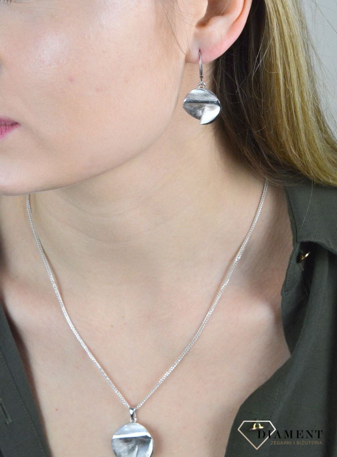 Kolczyki srebrne grawerowane okrągłe 27627368. Srebrne kolczyki wykonane z próby 925 w ozdobnej grawerowanej oprawie. Piękne srebrne kolczyki wykonane z najwyższej próby srebra z pięknym ażurowym wzorem, który swoim wykonanie.jpg