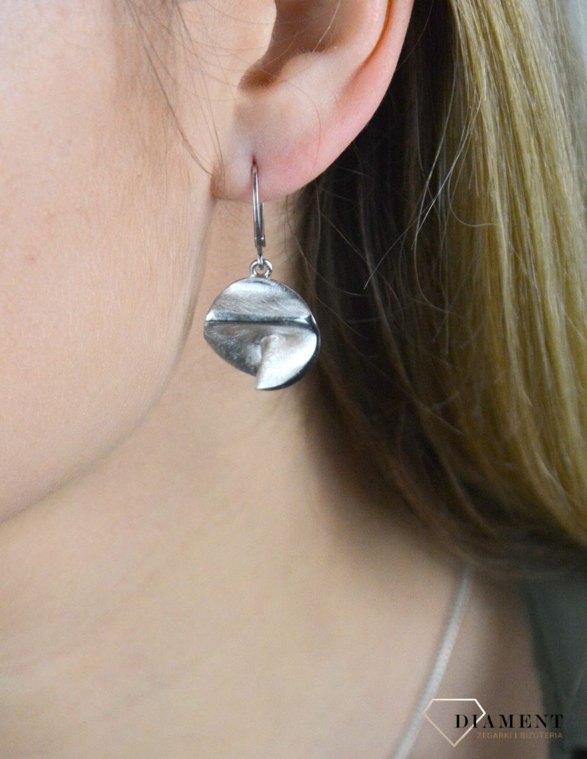 Kolczyki srebrne grawerowane okrągłe 27627368. Srebrne kolczyki wykonane z próby 925 w ozdobnej grawerowanej oprawie. Piękne srebrne kolczyki wykonane z najwyższej próby srebra z pięknym ażurowym wzorem, który swoim wykonanie.jpg