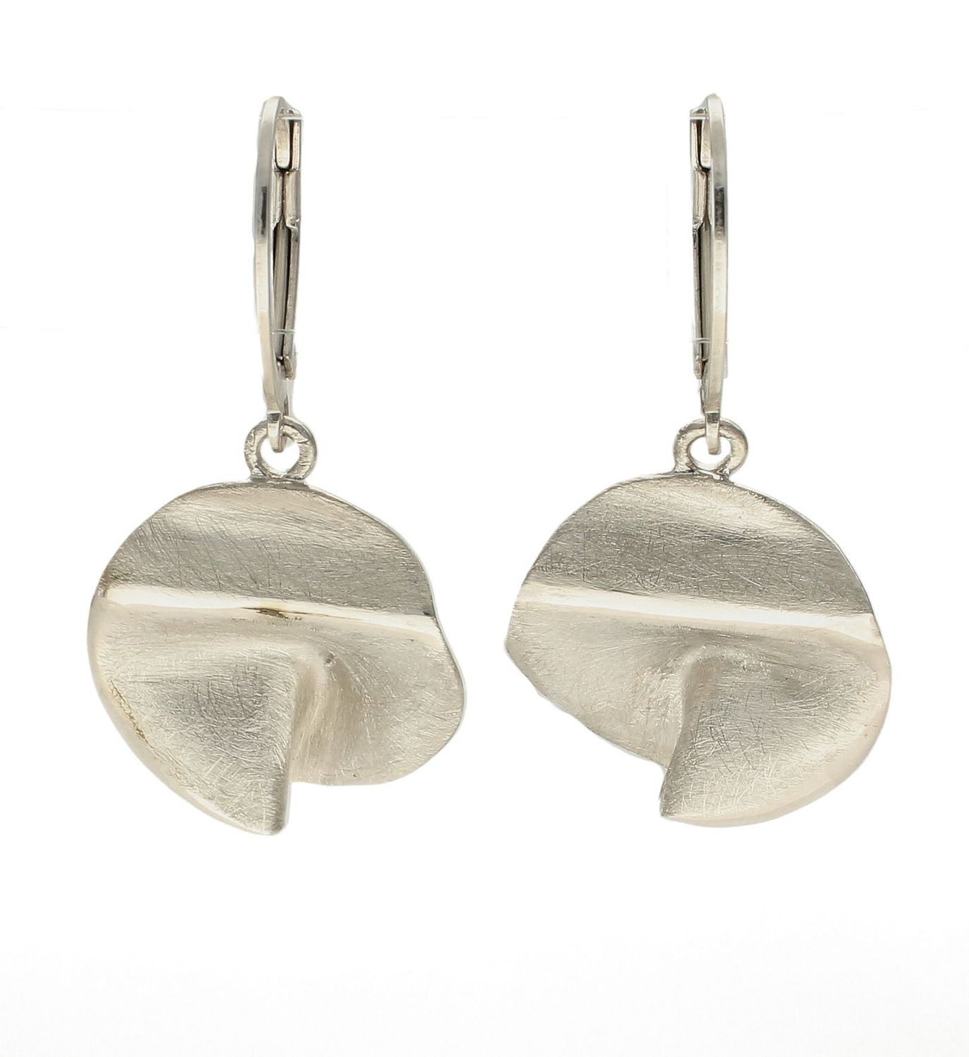 Kolczyki srebrne grawerowane okrągłe 27627368. Srebrne kolczyki wykonane z próby 925 w ozdobnej grawerowanej oprawie. Piękne srebrne kolczyki wykonane z najwyższej próby srebra z pięknym ażurowym wzorem, który swoim wykonanie.jpg