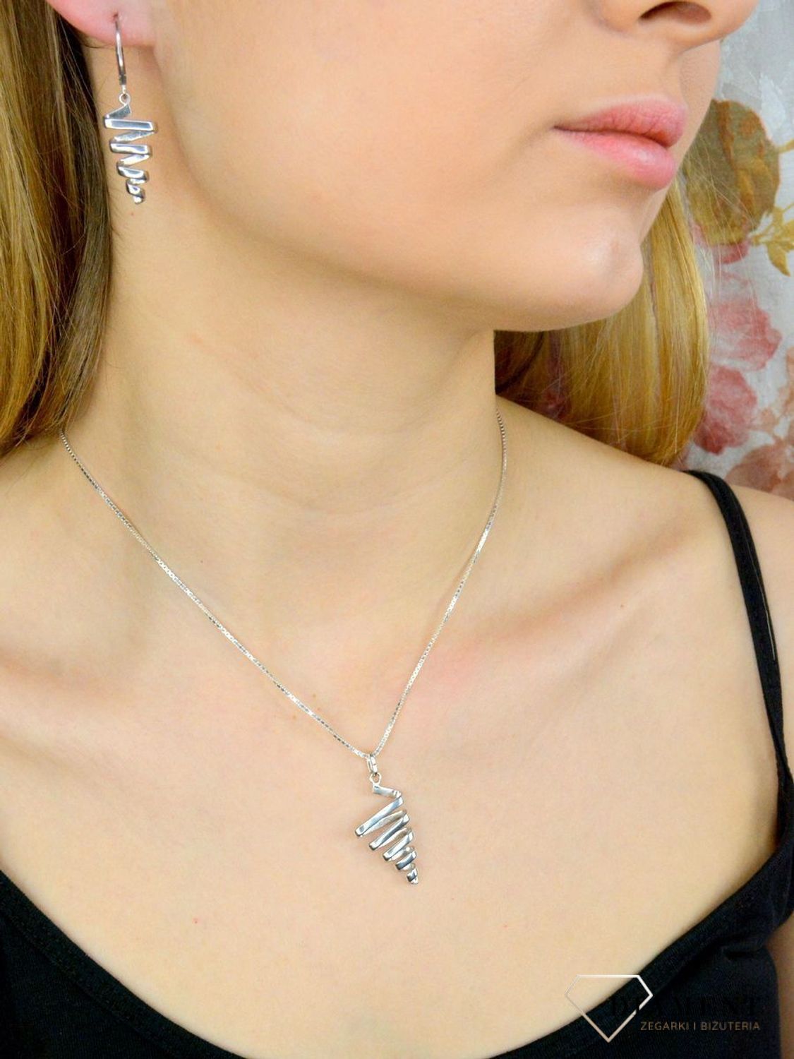 Zawieszka damska  Srebrna wstążka  276275580240 Biżuteria o ciekawym designie, która  została wykonana z najwyższej jakości srebra próby 925. Idealny pomysł na prezent..jpg