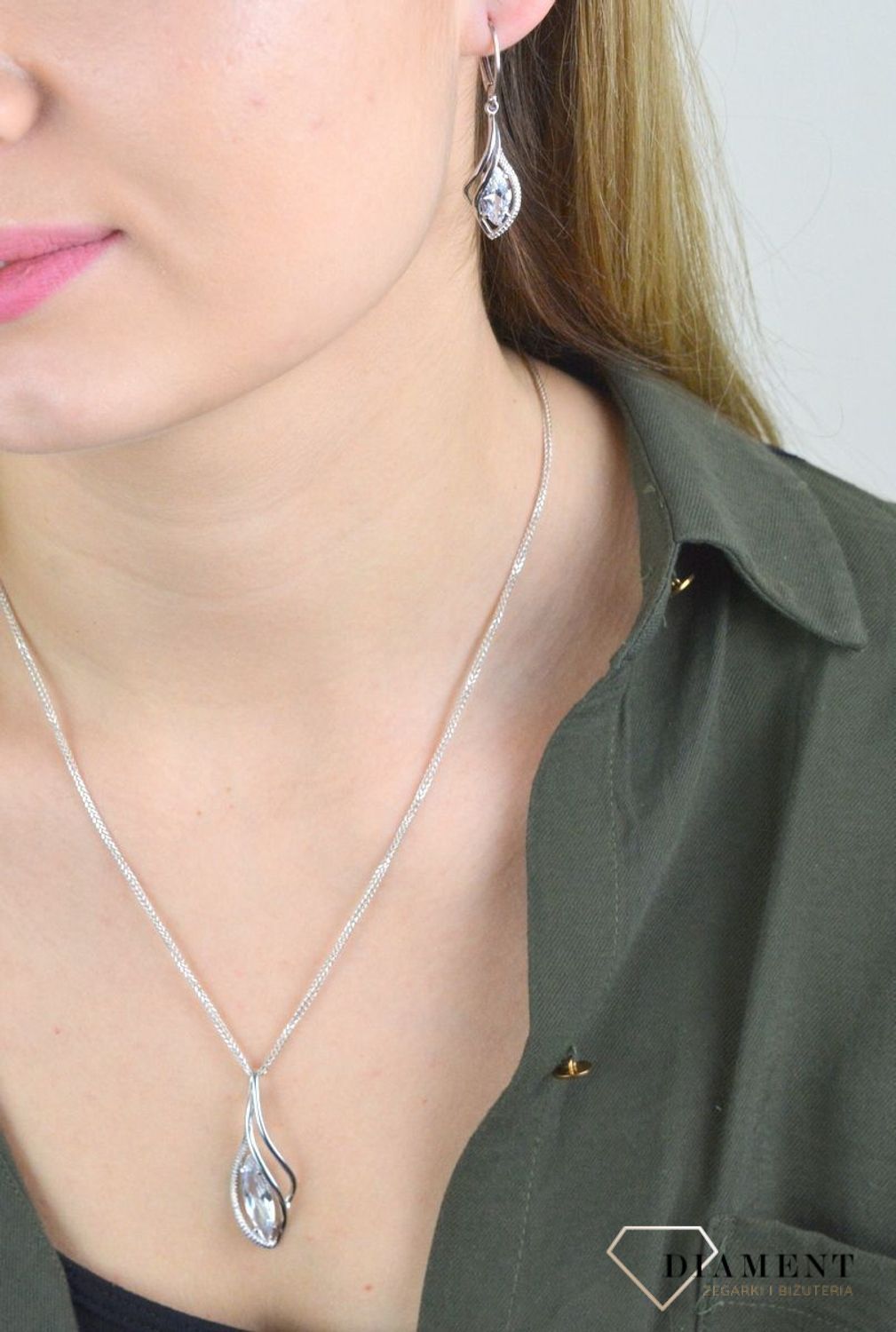 Srebrna zawieszka w kształcie łezki z cyrkonią. Delikatna srebrna zawieszka wykonana z próby 925 w kształcie łezki z cyrkoniami. Subtelna biżuteria dla każdej kobiety. Idealny pomysł na prezent.jpg