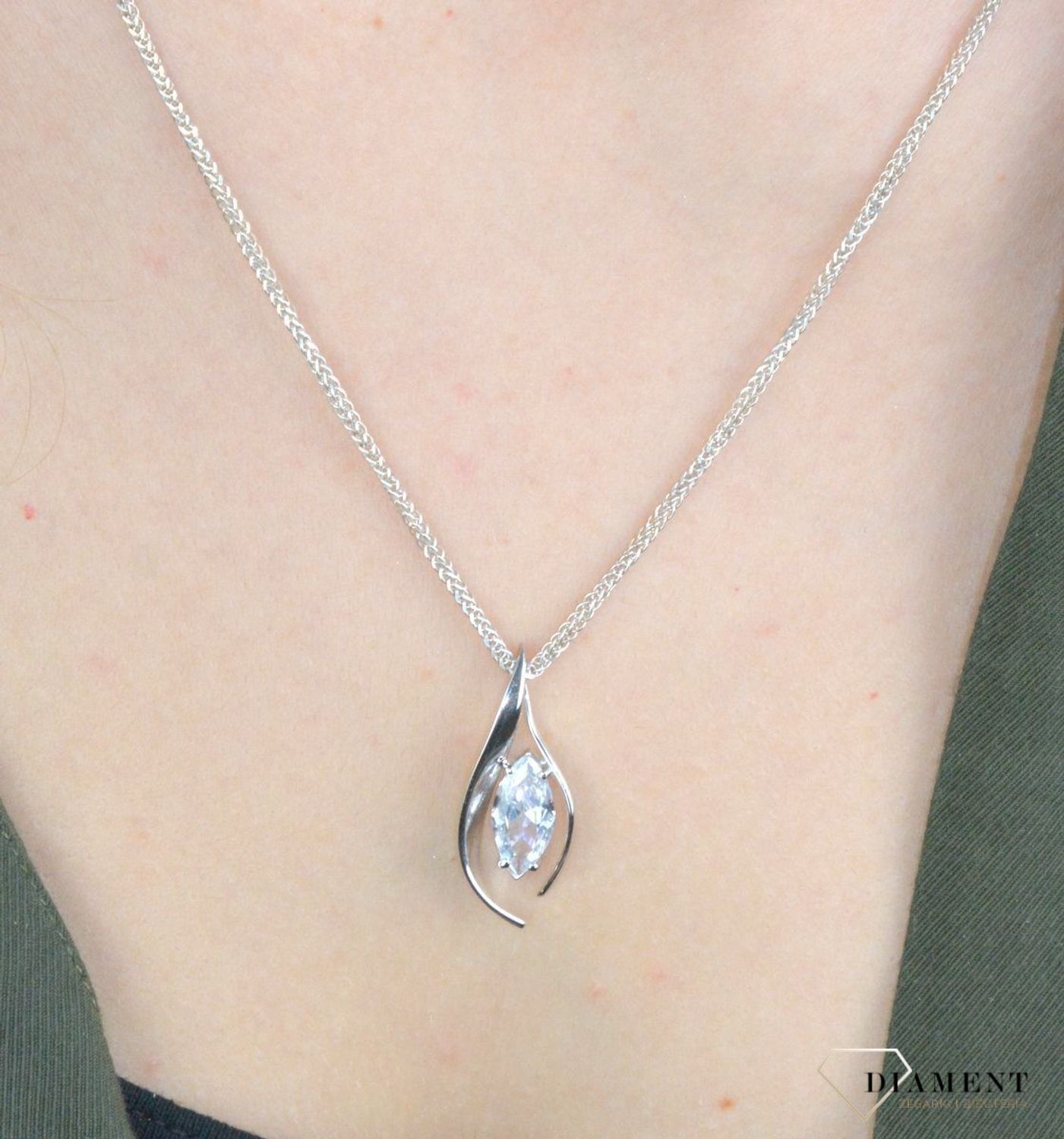 Srebrna zawieszka w kształcie łezki z cyrkonią. Delikatna srebrna zawieszka wykonana z próby 925 w kształcie łezki z cyrkoniami. Subtelna biżuteria dla każdej kobiety. Idealny pomysł na prezent.jpg