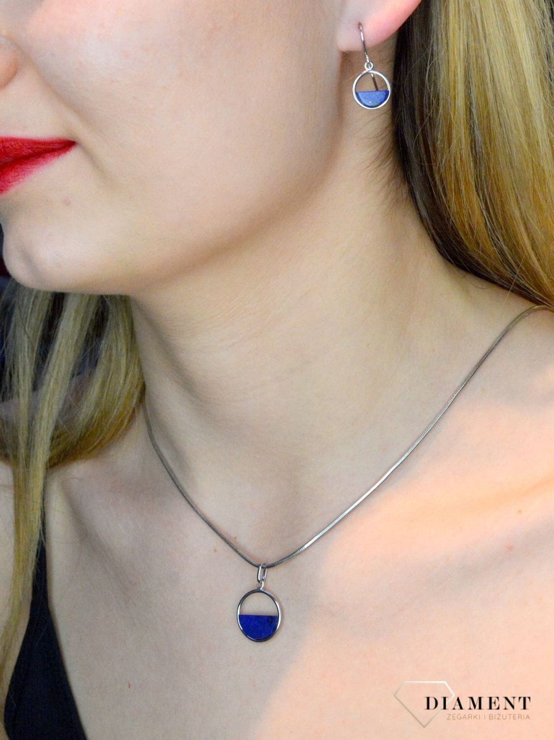 Zawieszka srebrna okrągła z niebieskim elementem 27627592.jpg