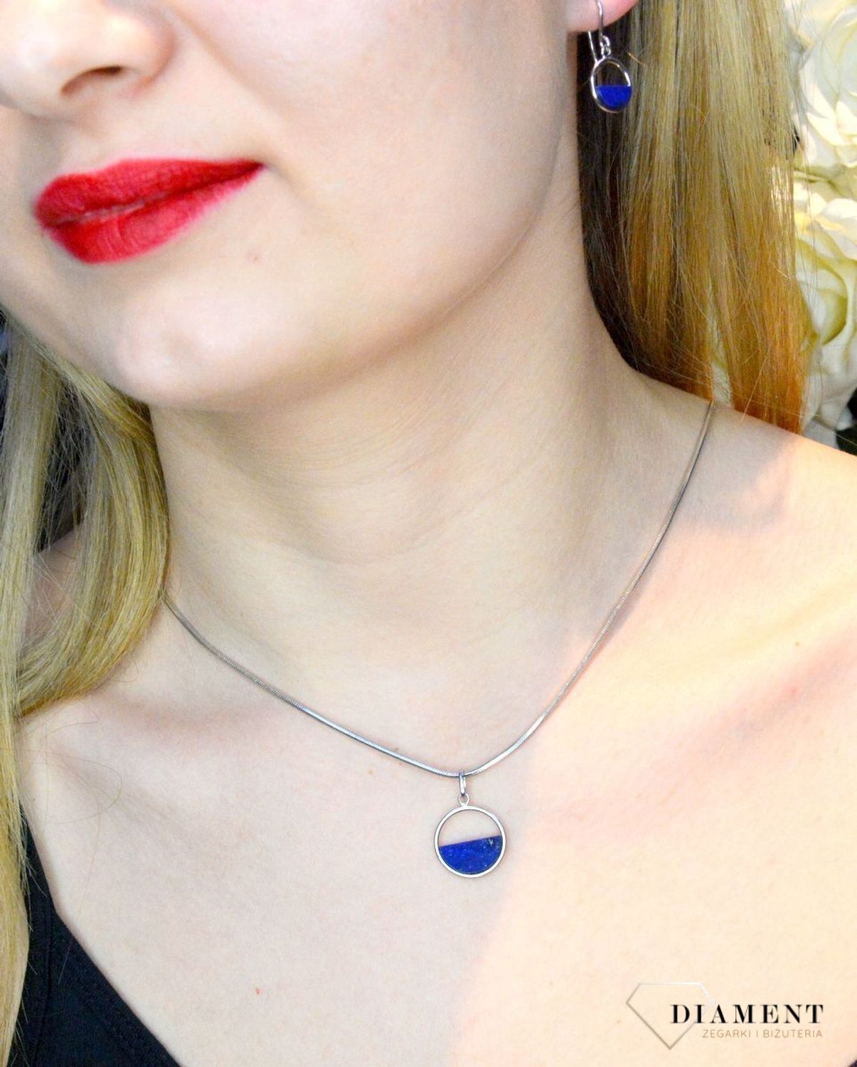 Zawieszka srebrna okrągła z niebieskim elementem 27627592.jpg