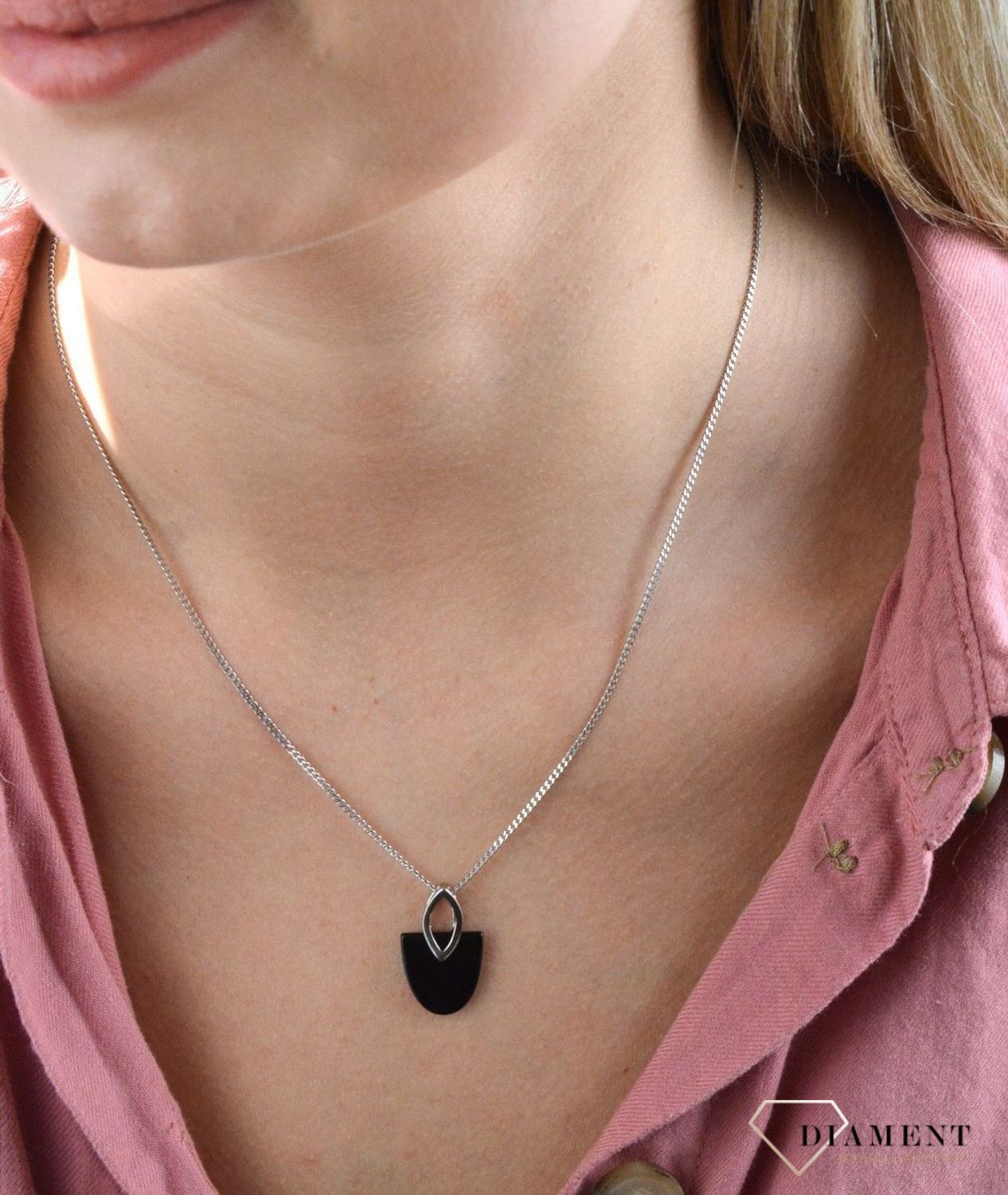 Srebrna zawieszka z czarną masą perłową 27627595. Srebrna zawieszka wykonana ze srebra próby 925 w z dodatkiem elementu wykonanego z masy perłowej. Tak skomponowany olśniewający wisiorek srebrny o wyjątkowym wzorze, w niezwykł.jpg