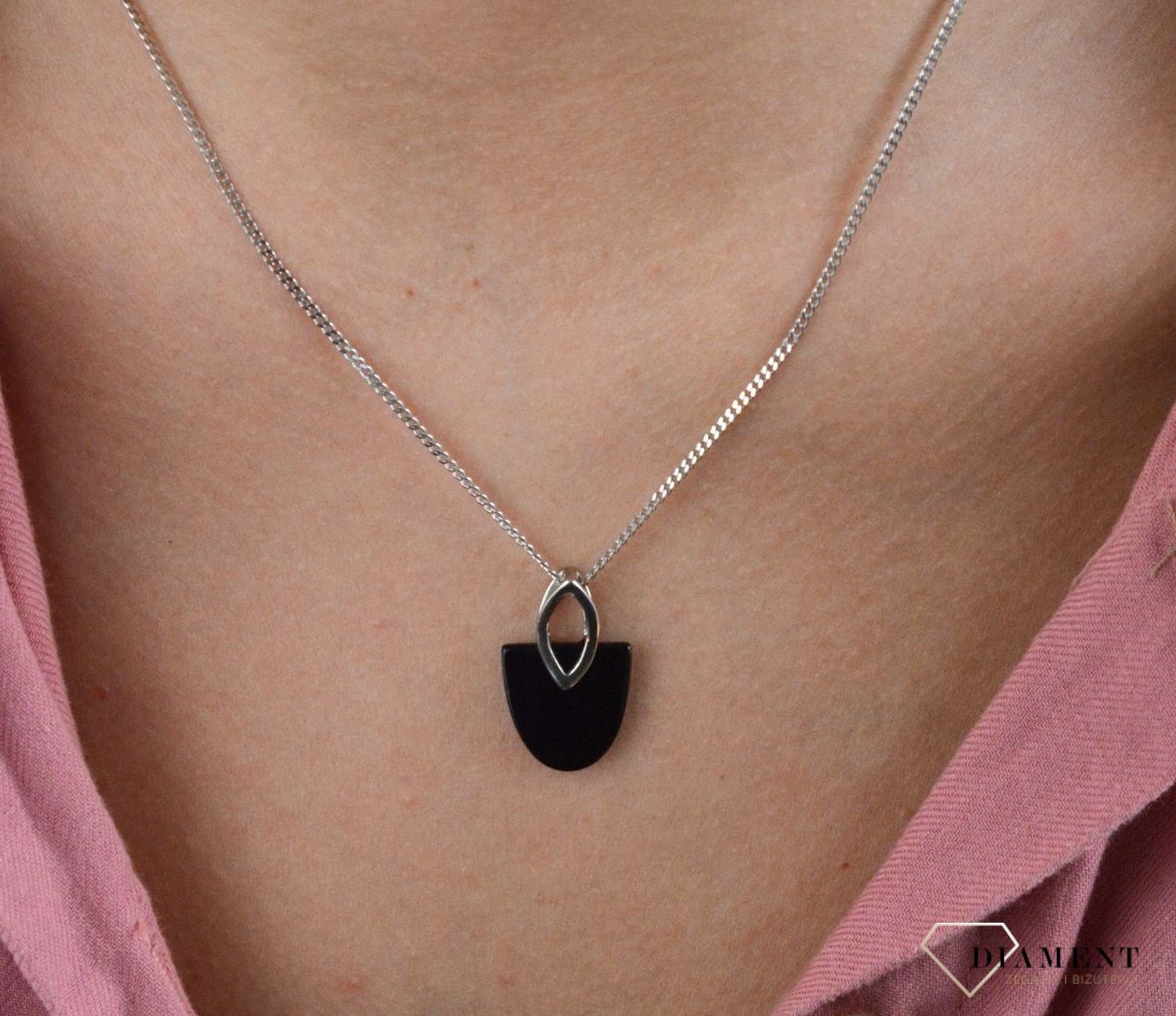 Srebrna zawieszka z czarną masą perłową 27627595. Srebrna zawieszka wykonana ze srebra próby 925 w z dodatkiem elementu wykonanego z masy perłowej. Tak skomponowany olśniewający wisiorek srebrny o wyjątkowym wzorze, w niezwykł.jpg