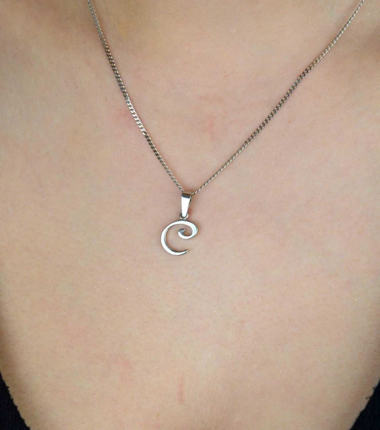 Elegancka zawieszka srebrna z literką C – wykonana z próby 925. Personalizowany dodatek, który będzie doskonałym prezentem. Wymiary 1,9 cm x 0,9 cm, waga 0,80 g.1.jpg