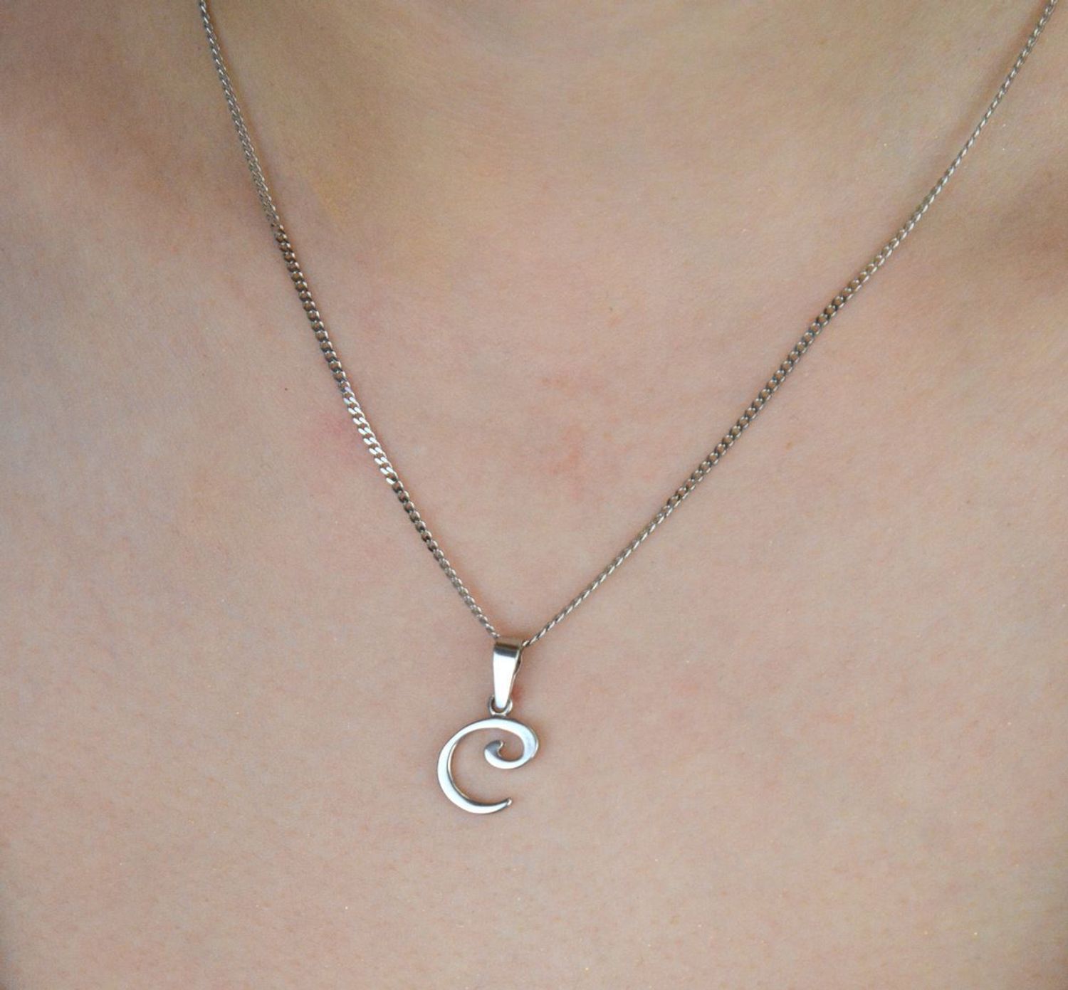 Elegancka zawieszka srebrna z literką C – wykonana z próby 925. Personalizowany dodatek, który będzie doskonałym prezentem. Wymiary 1,9 cm x 0,9 cm, waga 0,80 g.1.jpg