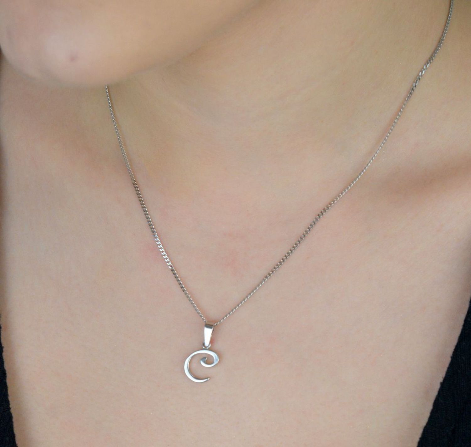 Elegancka zawieszka srebrna z literką C – wykonana z próby 925. Personalizowany dodatek, który będzie doskonałym prezentem. Wymiary 1,9 cm x 0,9 cm, waga 0,80 g.1.jpg