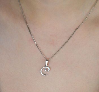 Elegancka zawieszka srebrna z literką C – wykonana z próby 925. Personalizowany dodatek, który będzie doskonałym prezentem. Wymiary 1,9 cm x 0,9 cm, waga 0,80 g (2).JPG
