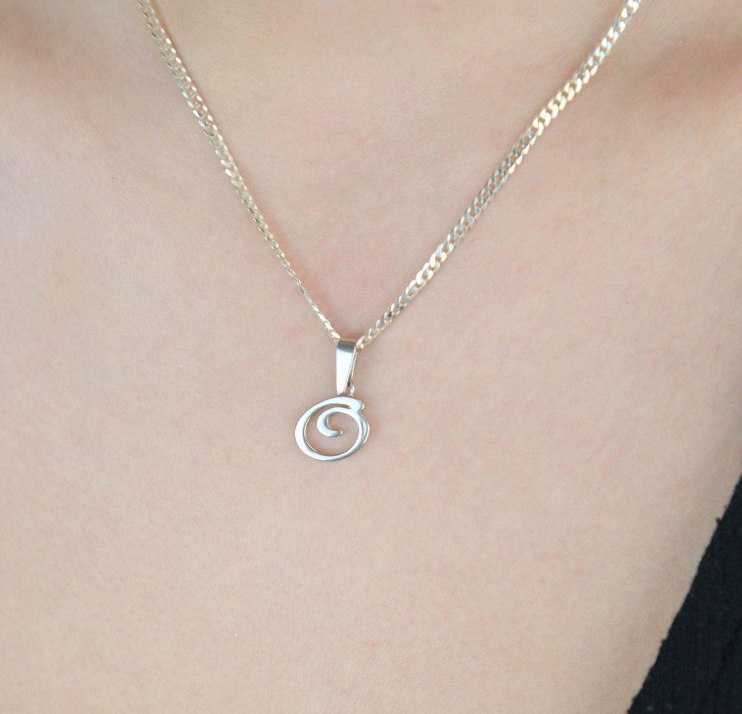 Elegancka zawieszka srebrna literka O – próba 925. Subtelny dodatek, który doskonale sprawdzi się jako personalizowany prezent. Wymiary 1,7 cm x 1,2 cm, waga 0,80 g.1.jpg