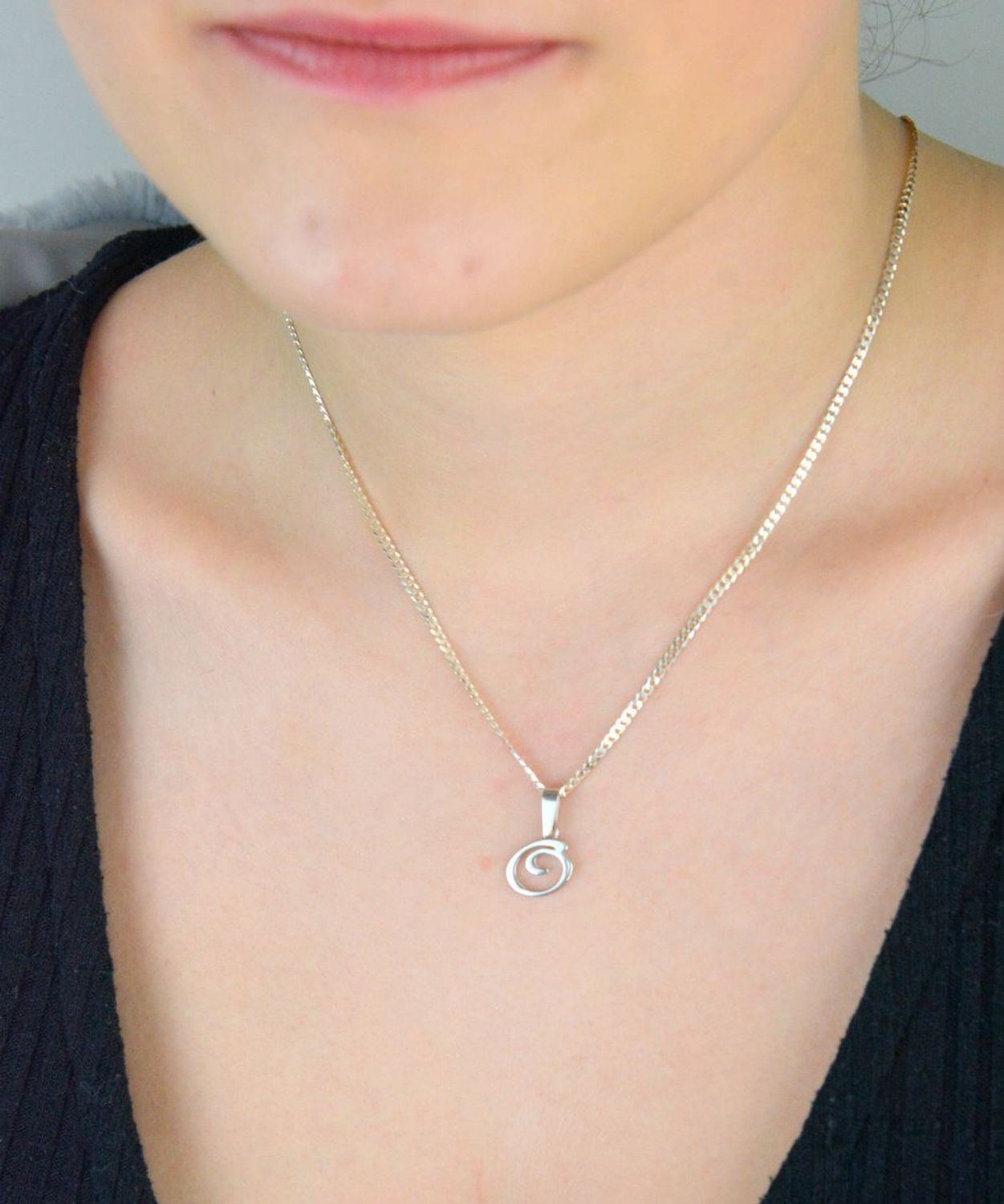 Elegancka zawieszka srebrna literka O – próba 925. Subtelny dodatek, który doskonale sprawdzi się jako personalizowany prezent. Wymiary 1,7 cm x 1,2 cm, waga 0,80 g.1.jpg