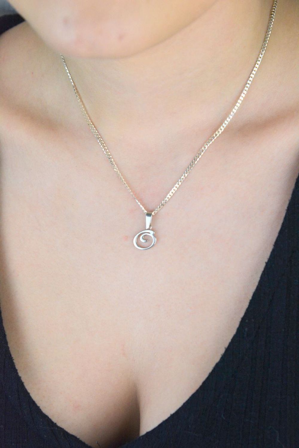 Elegancka zawieszka srebrna literka O – próba 925. Subtelny dodatek, który doskonale sprawdzi się jako personalizowany prezent. Wymiary 1,7 cm x 1,2 cm, waga 0,80 g.1.jpg