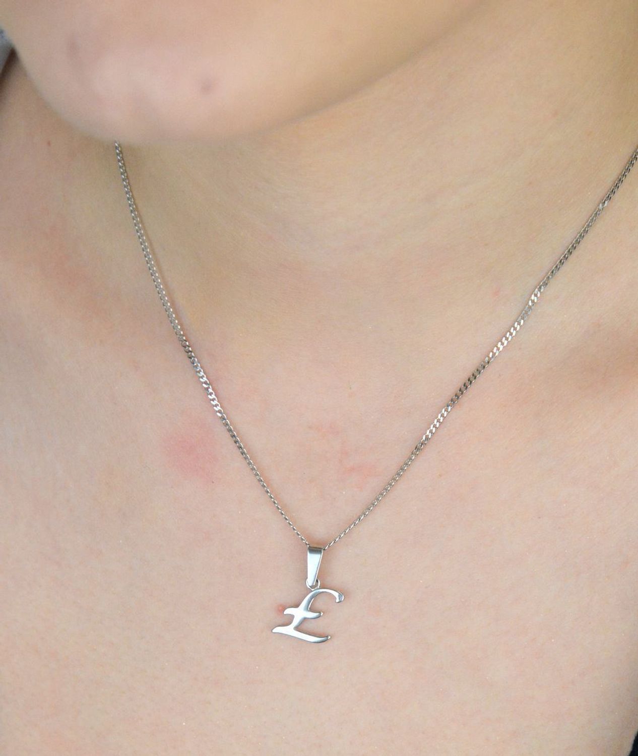 Elegancka zawieszka srebrna z literką Ł – wykonana z próby 925. Personalizowany dodatek, który będzie doskonałym prezentem. Wymiary 2,0 cm x 1,1 cm, waga 0,80 g. 1.jpg