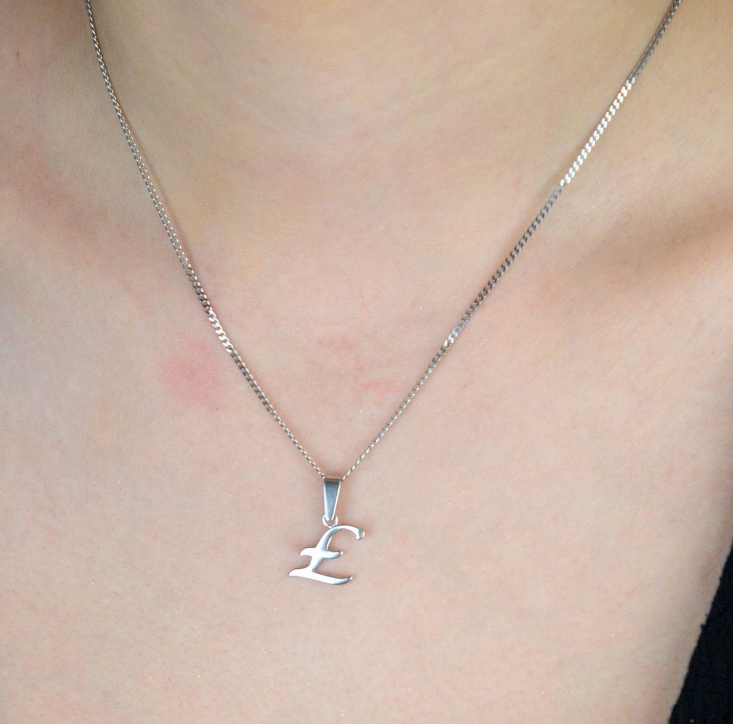 Elegancka zawieszka srebrna z literką Ł – wykonana z próby 925. Personalizowany dodatek, który będzie doskonałym prezentem. Wymiary 2,0 cm x 1,1 cm, waga 0,80 g. 1.jpg