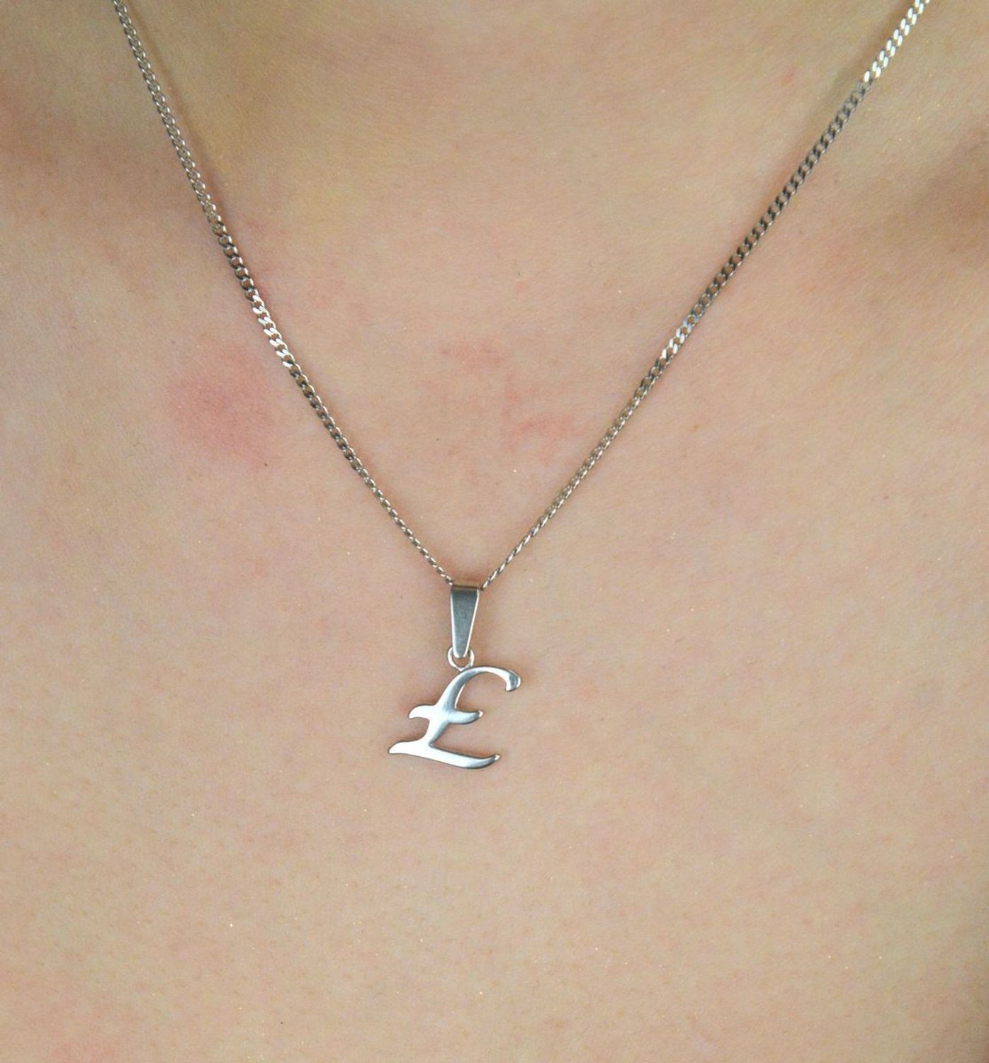 Elegancka zawieszka srebrna z literką Ł – wykonana z próby 925. Personalizowany dodatek, który będzie doskonałym prezentem. Wymiary 2,0 cm x 1,1 cm, waga 0,80 g. 1.jpg