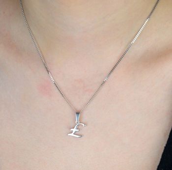 Elegancka zawieszka srebrna z literką Ł – wykonana z próby 925. Personalizowany dodatek, który będzie doskonałym prezentem. Wymiary 2,0 cm x 1,1 cm, waga 0,80 g (2).JPG