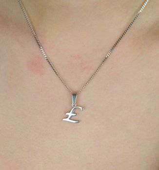 Elegancka zawieszka srebrna z literką Ł – wykonana z próby 925. Personalizowany dodatek, który będzie doskonałym prezentem. Wymiary 2,0 cm x 1,1 cm, waga 0,80 g (3).JPG
