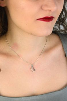 zawieszka srebrna literka U, biżuteria personalizowana, zawieszka inicjał U, srebro 925, prezent z l (3).jpg